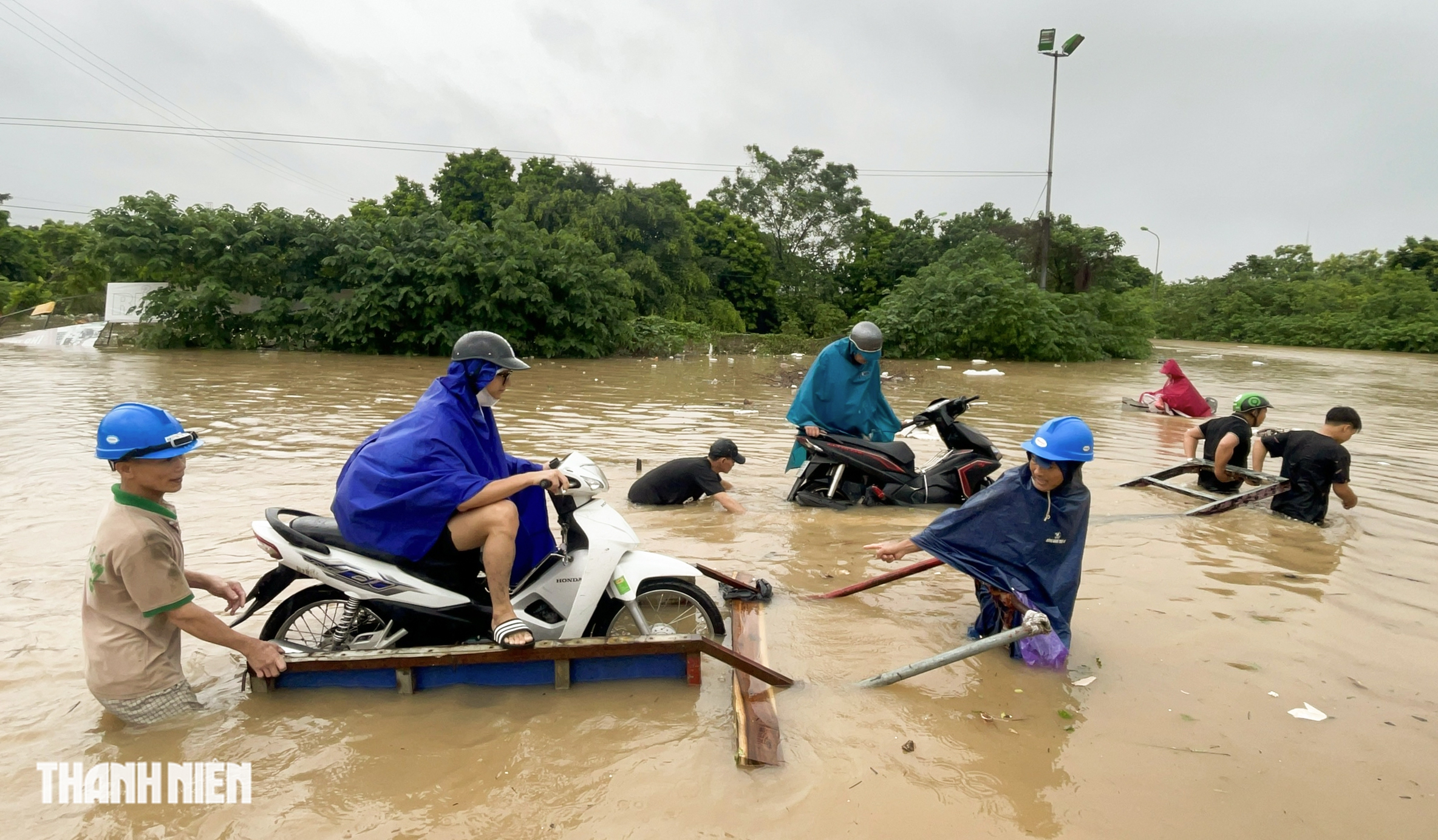 Hà Nội: QL70 vẫn ngập sâu 1m, xe kéo băng băng 'cõng' xe máy qua biển nước- Ảnh 6.