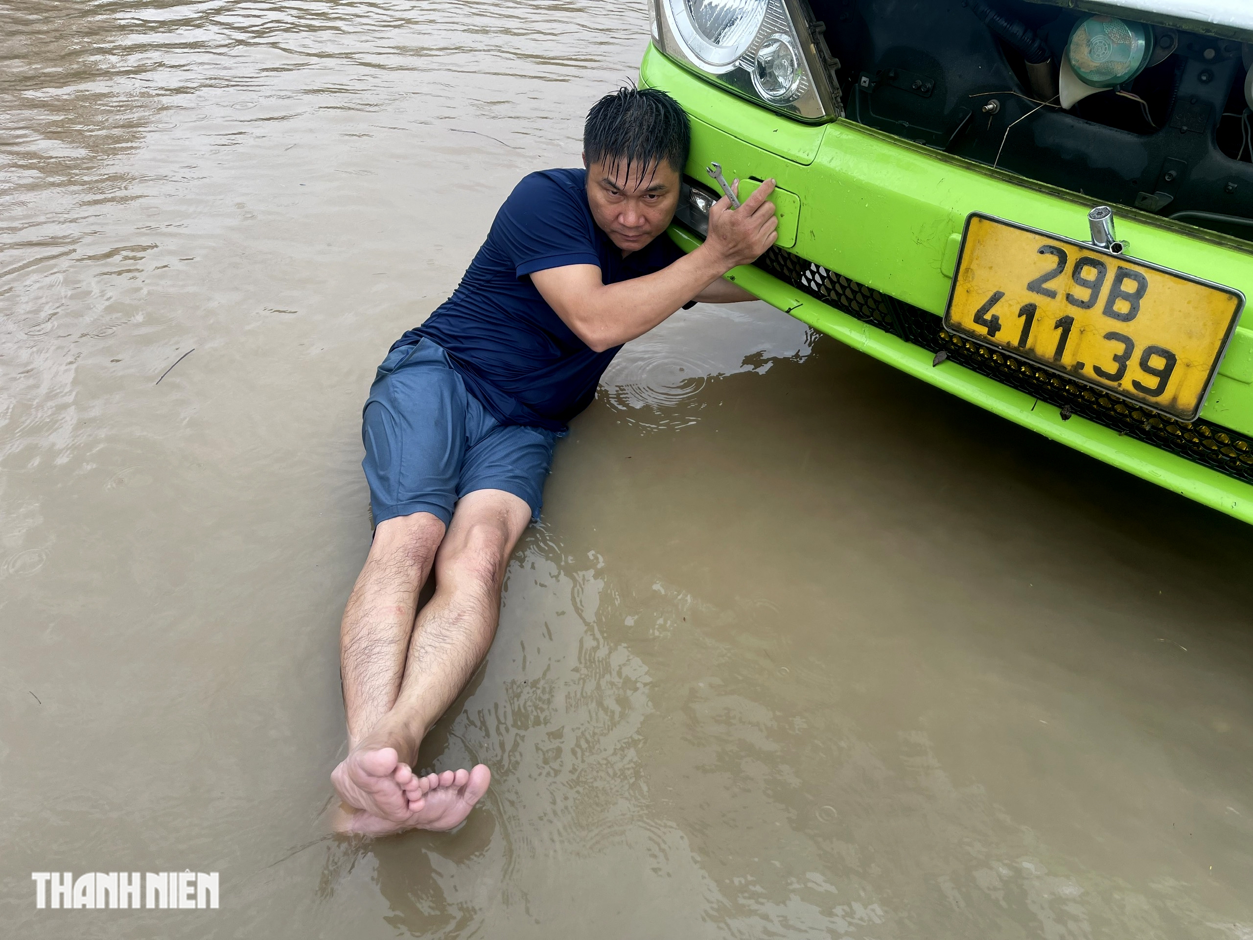 Hà Nội: QL70 vẫn ngập sâu 1m, xe kéo băng băng 'cõng' xe máy qua biển nước- Ảnh 16.