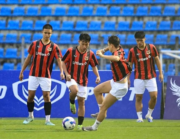 FIFA c&oacute; quyết định rất quan trọng về tương lai Trần Th&agrave;nh Trung, HLV Kim Sang-sik vui l&acirc;y- Ảnh 2.