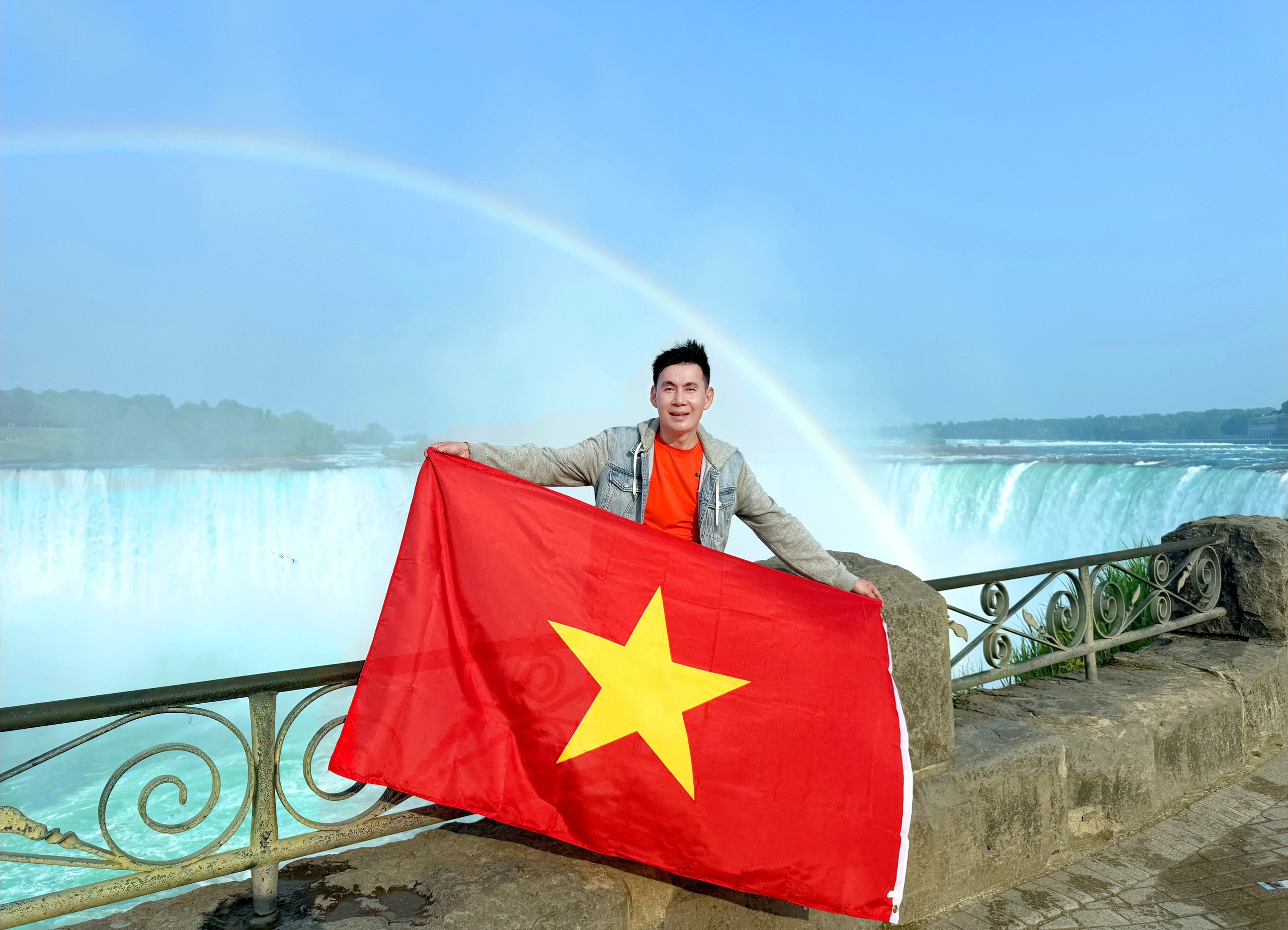 Nam ca sĩ mang h&igrave;nh ảnh l&aacute; cờ Việt Nam đi khắp thế giới - Ảnh 1.