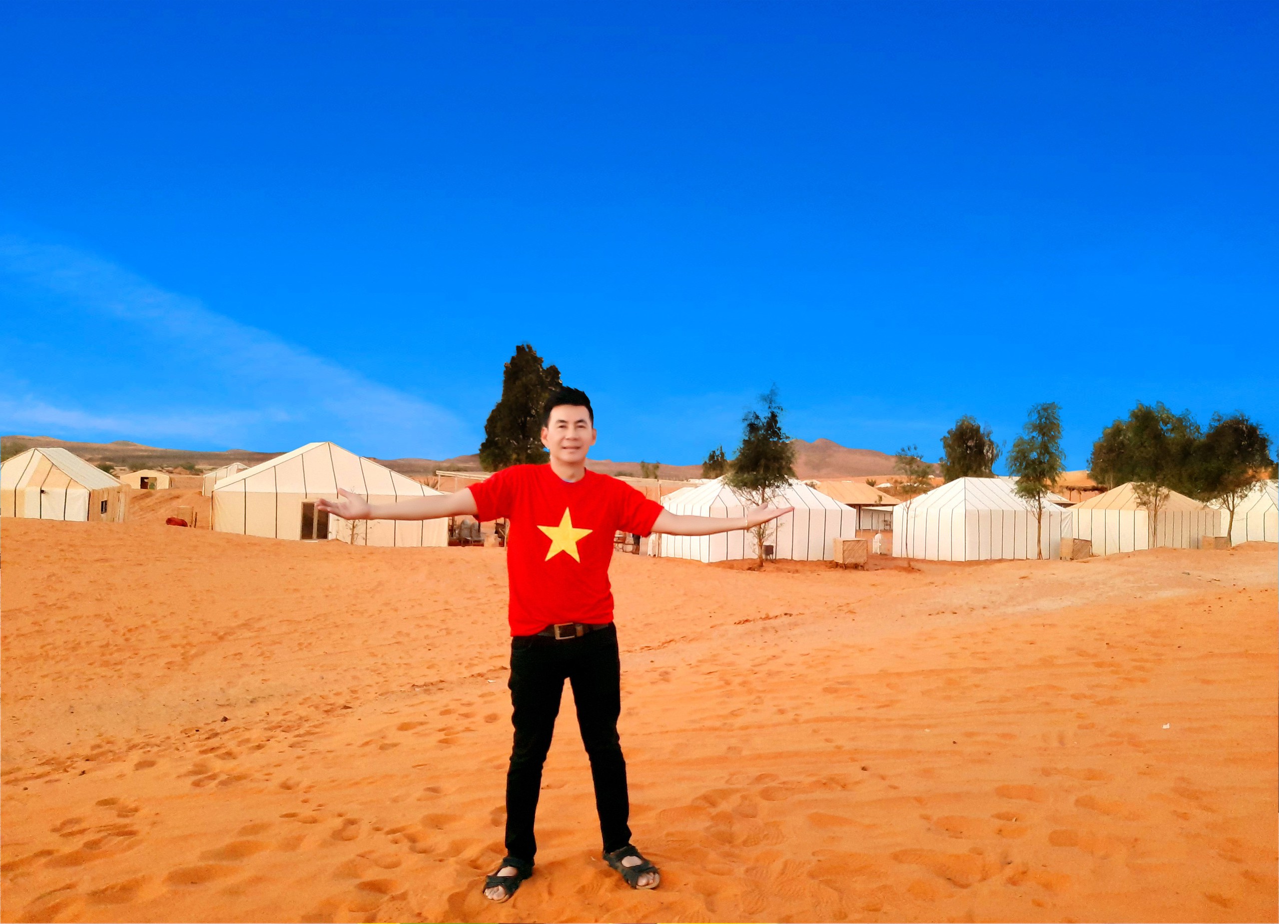 Nam ca sĩ mang h&igrave;nh ảnh l&aacute; cờ Việt Nam đi khắp thế giới - Ảnh 11.