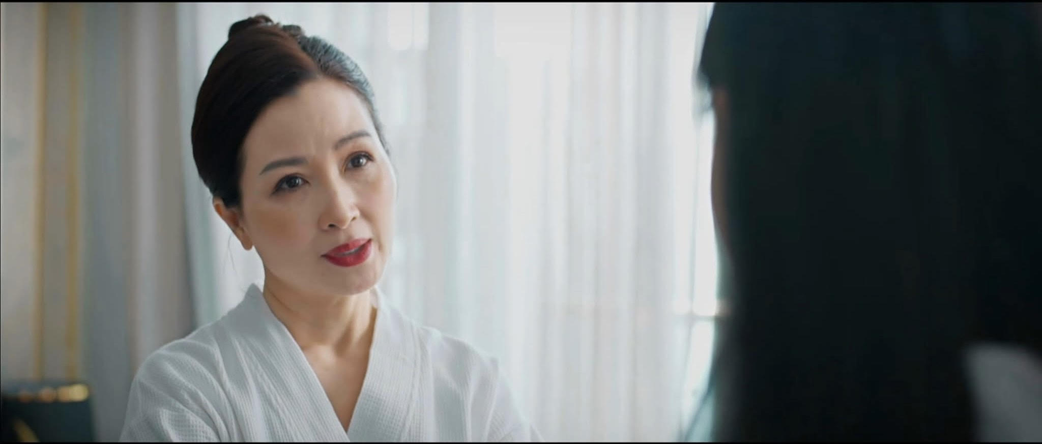 Khánh Huyền trở lại với vai bà Lý trong phim Gió ngang khoảng trời xanh - Ảnh 3. Khánh Huyền trở lại với vai bà Lý trong phim Gió ngang khoảng trời xanh - Ảnh 3.