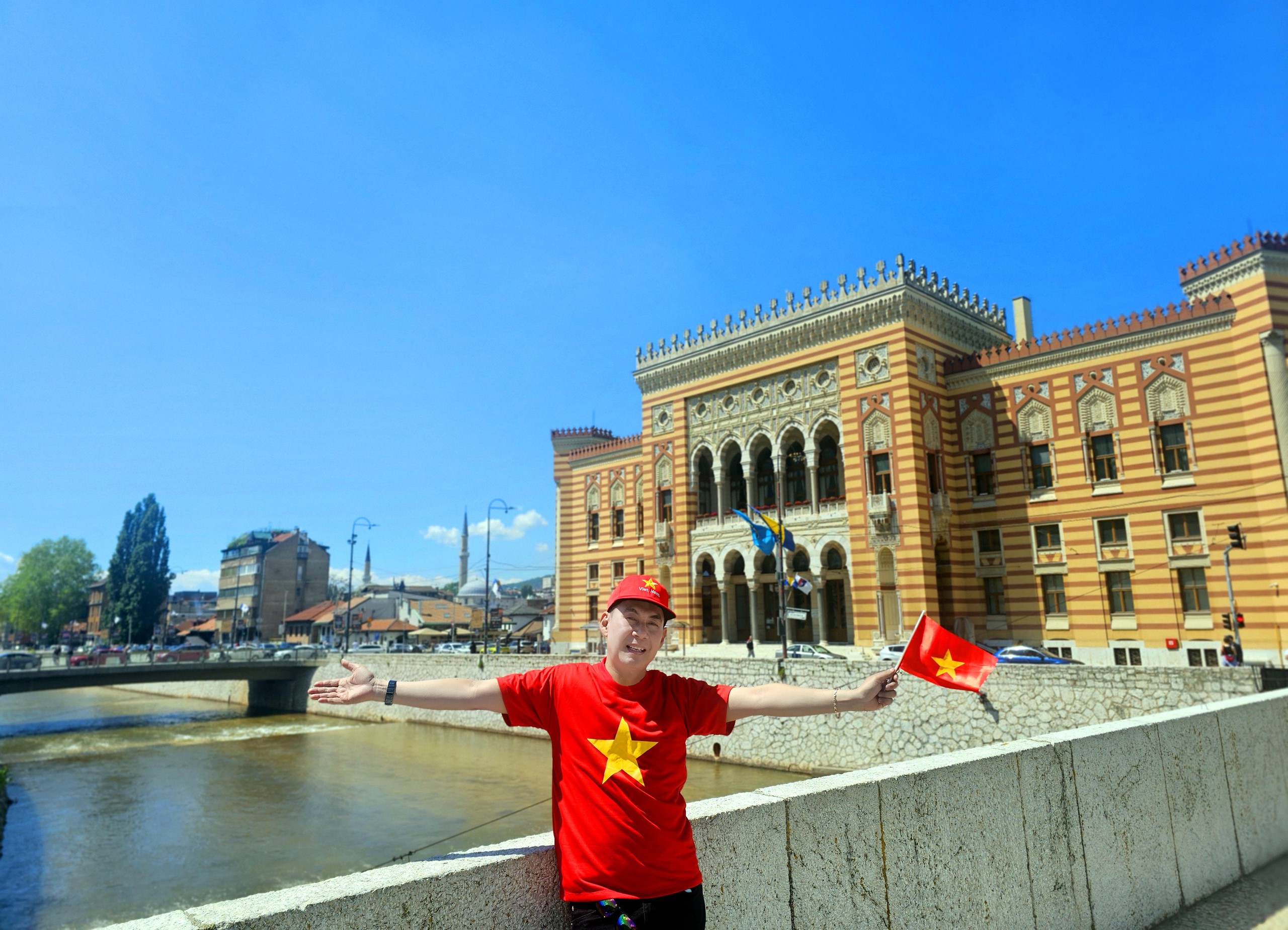 Nam ca sĩ mang h&igrave;nh ảnh l&aacute; cờ Việt Nam đi khắp thế giới - Ảnh 2.