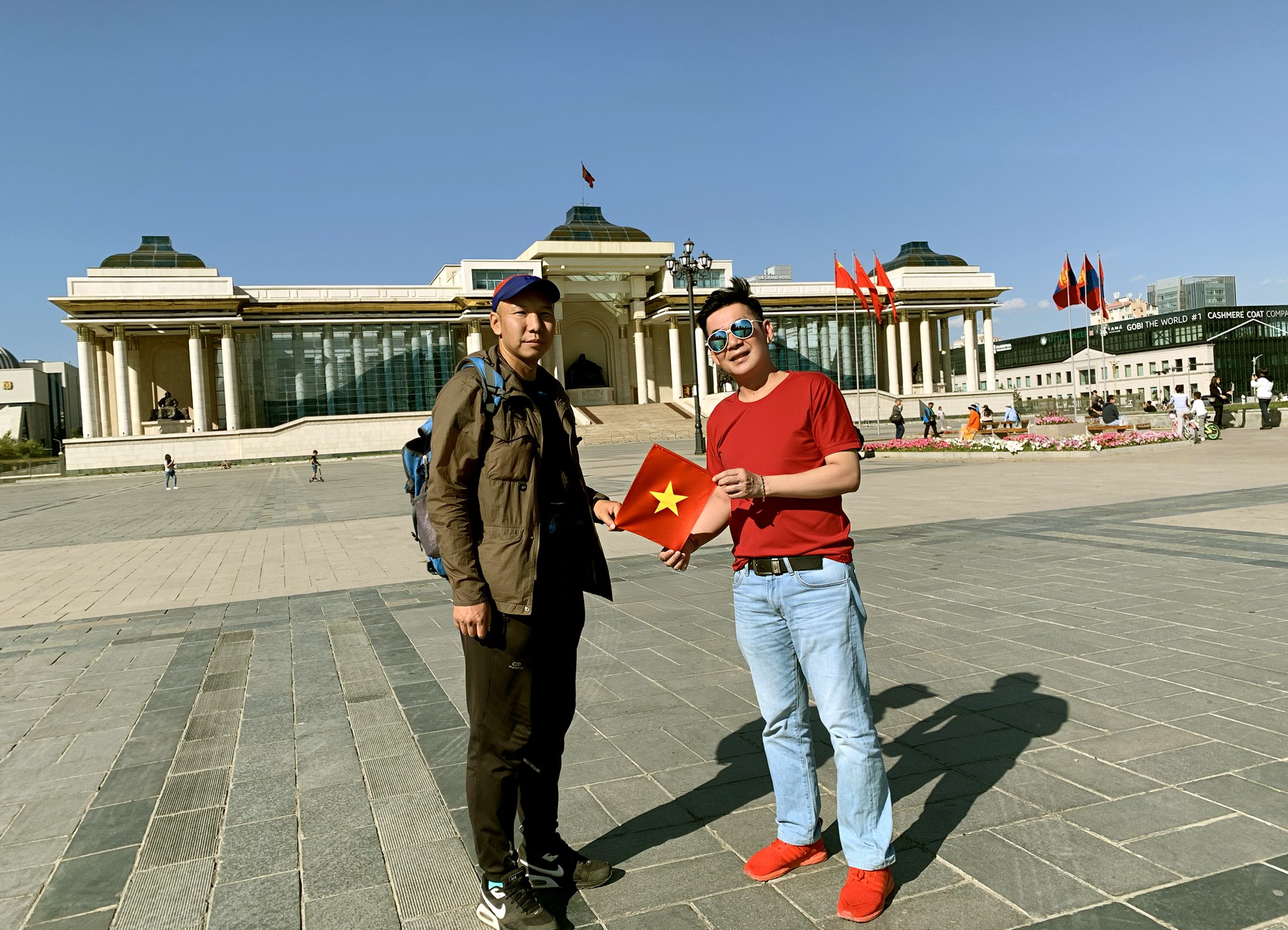 Nam ca sĩ mang h&igrave;nh ảnh l&aacute; cờ Việt Nam đi khắp thế giới - Ảnh 4.