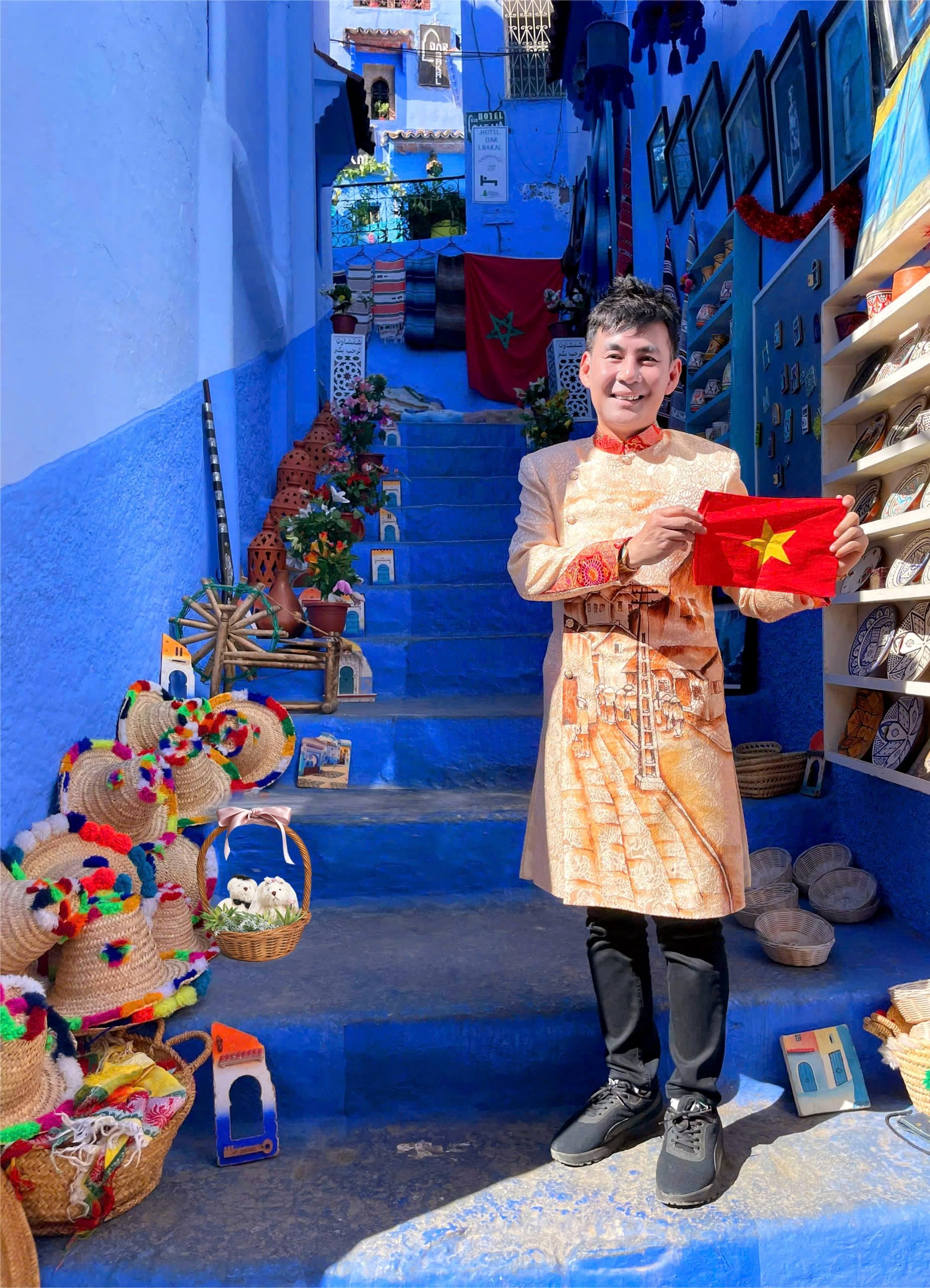 Nam ca sĩ mang h&igrave;nh ảnh l&aacute; cờ Việt Nam đi khắp thế giới - Ảnh 6.