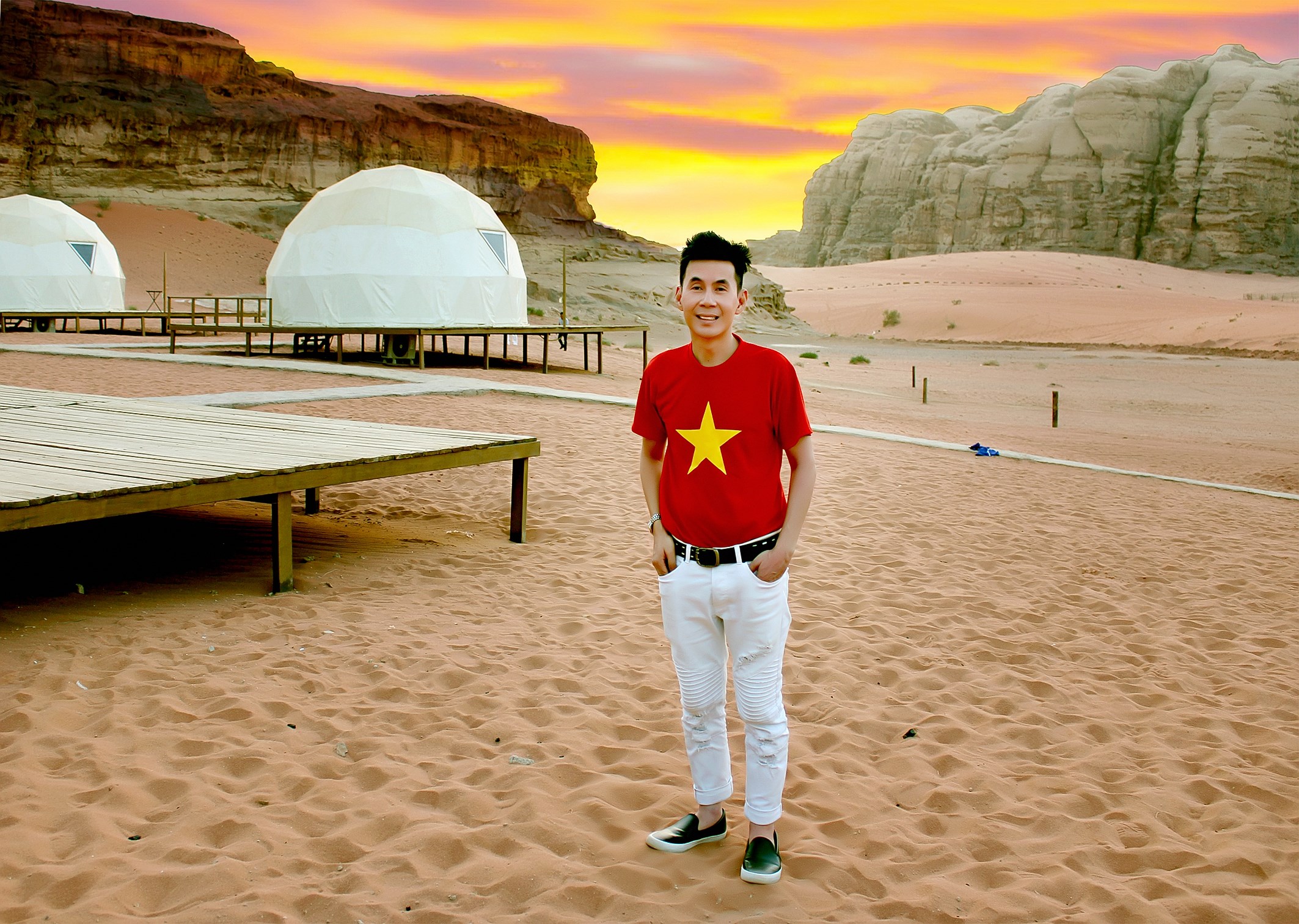 Nam ca sĩ mang h&igrave;nh ảnh l&aacute; cờ Việt Nam đi khắp thế giới - Ảnh 7.