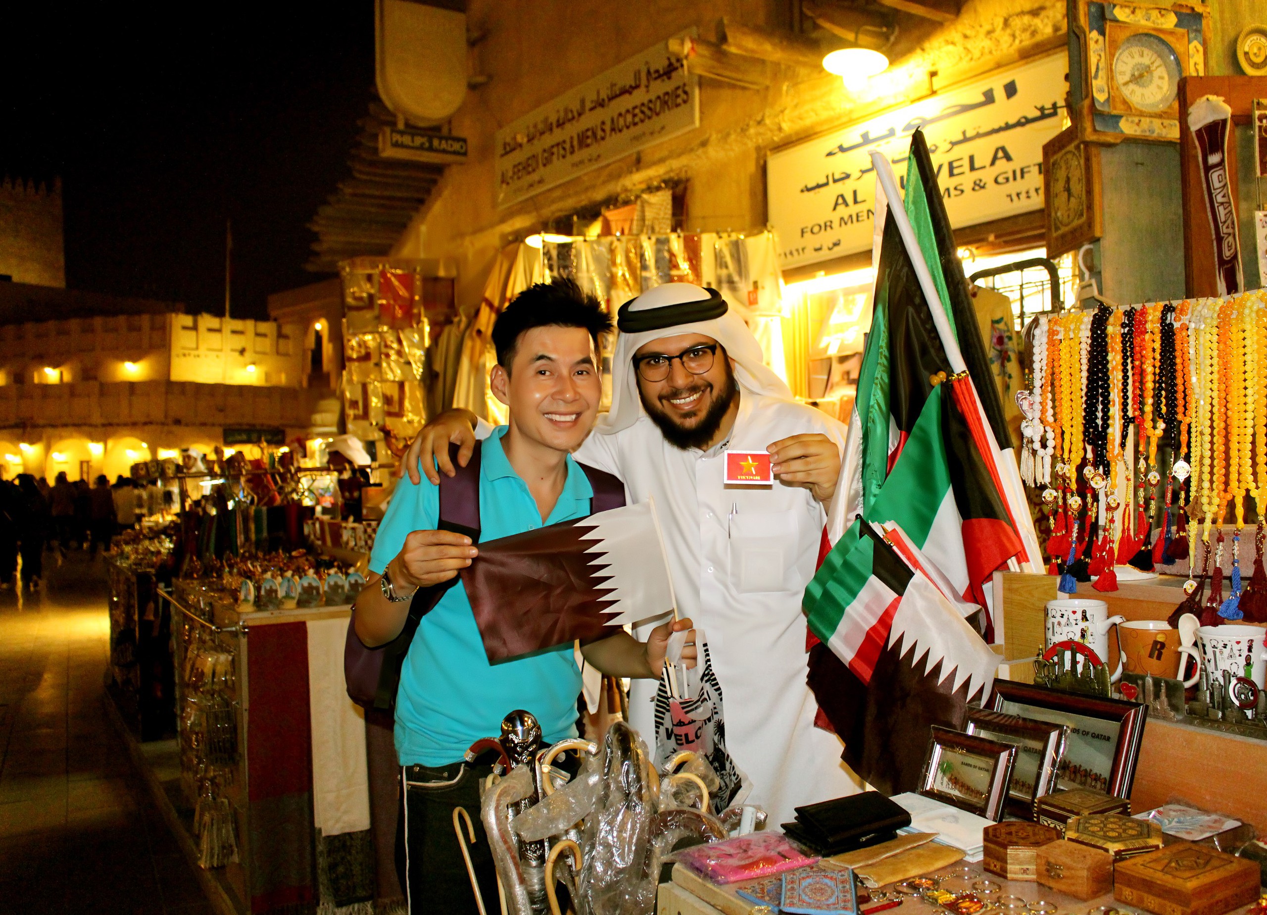 Nam ca sĩ mang h&igrave;nh ảnh l&aacute; cờ Việt Nam đi khắp thế giới - Ảnh 8.