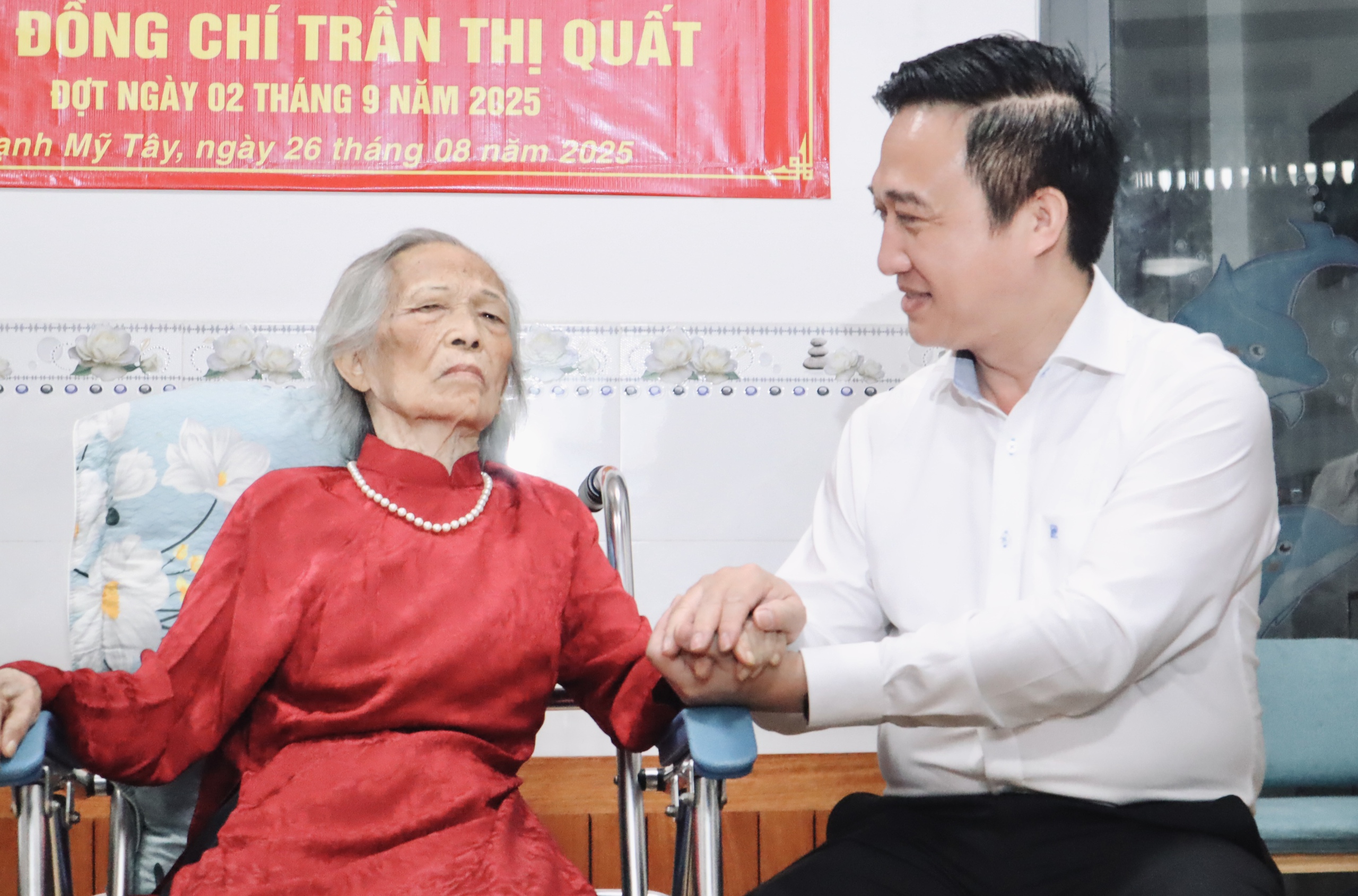 Phó bí thư Thành ủy TP.HCM trao Huy hiệu 80 tuổi Đảng cho cụ Trần Thị Quất - Ảnh 1.