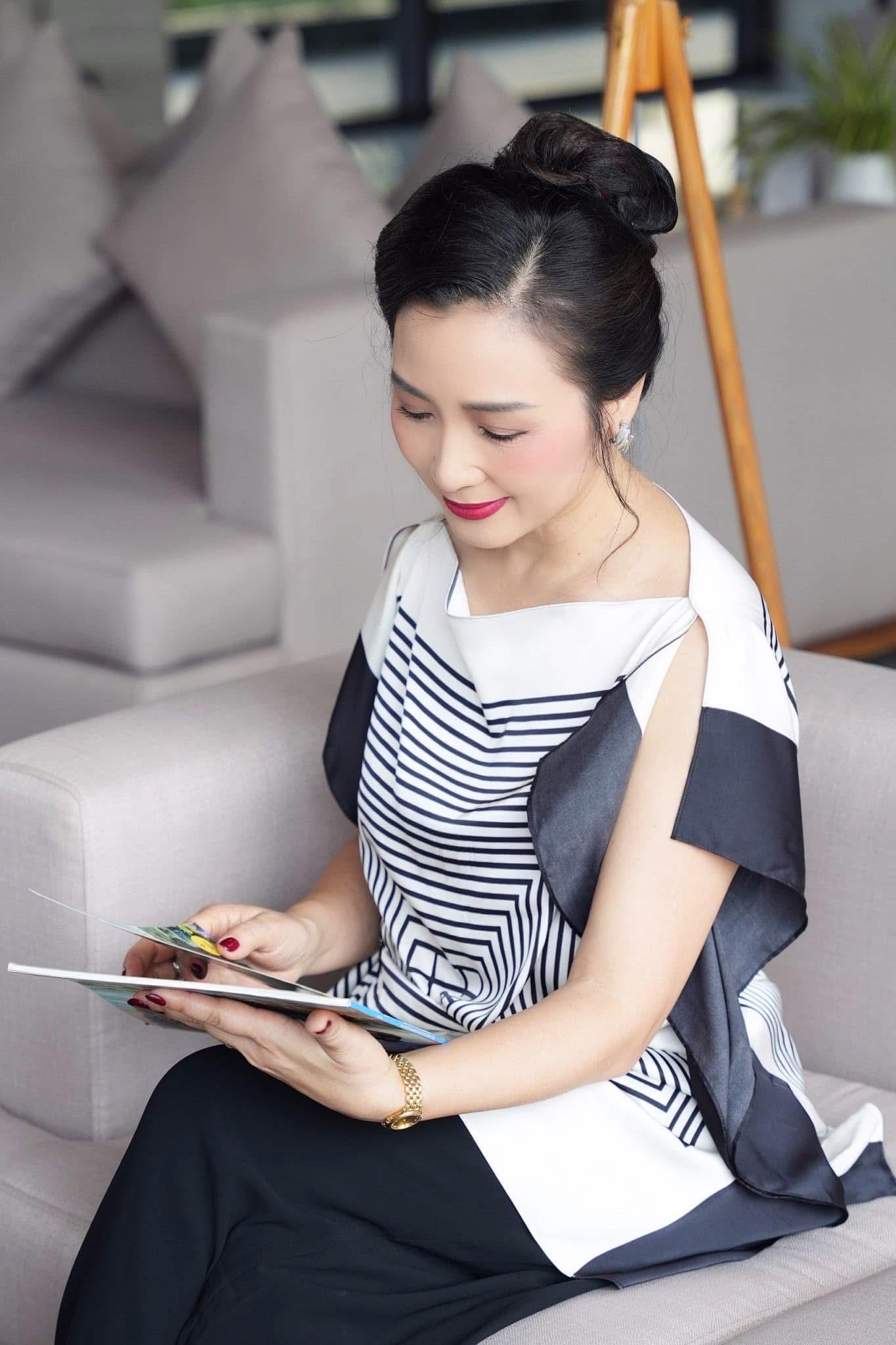 Khánh Huyền trở lại với vai bà Lý trong phim Gió ngang khoảng trời xanh - Ảnh 1. Khánh Huyền trở lại với vai bà Lý trong phim Gió ngang khoảng trời xanh - Ảnh 1.