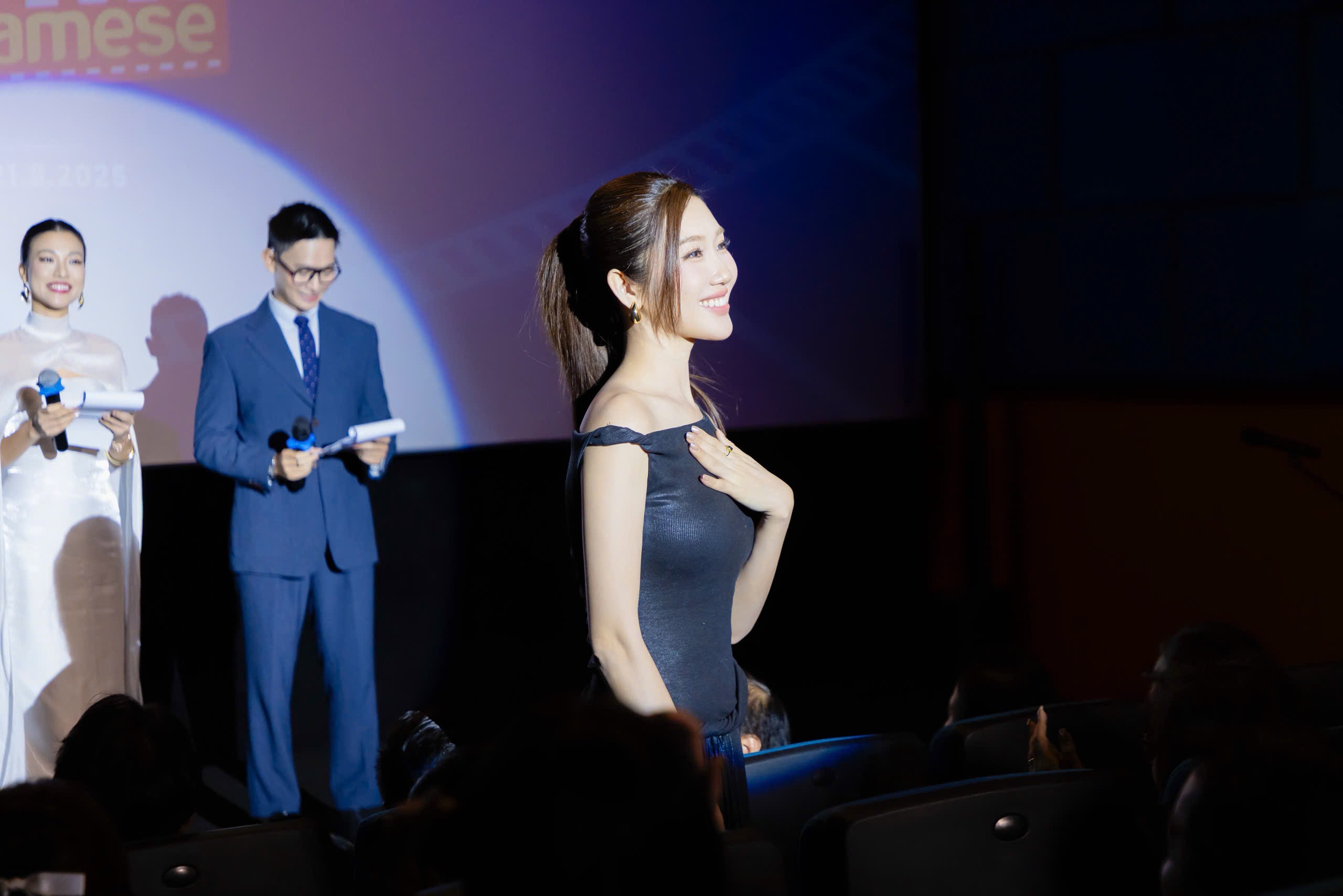 Diễn viên Thúy Ngân quyến rũ, Đinh Ngọc Diệp cá tính trên thảm đỏ - Ảnh 1.