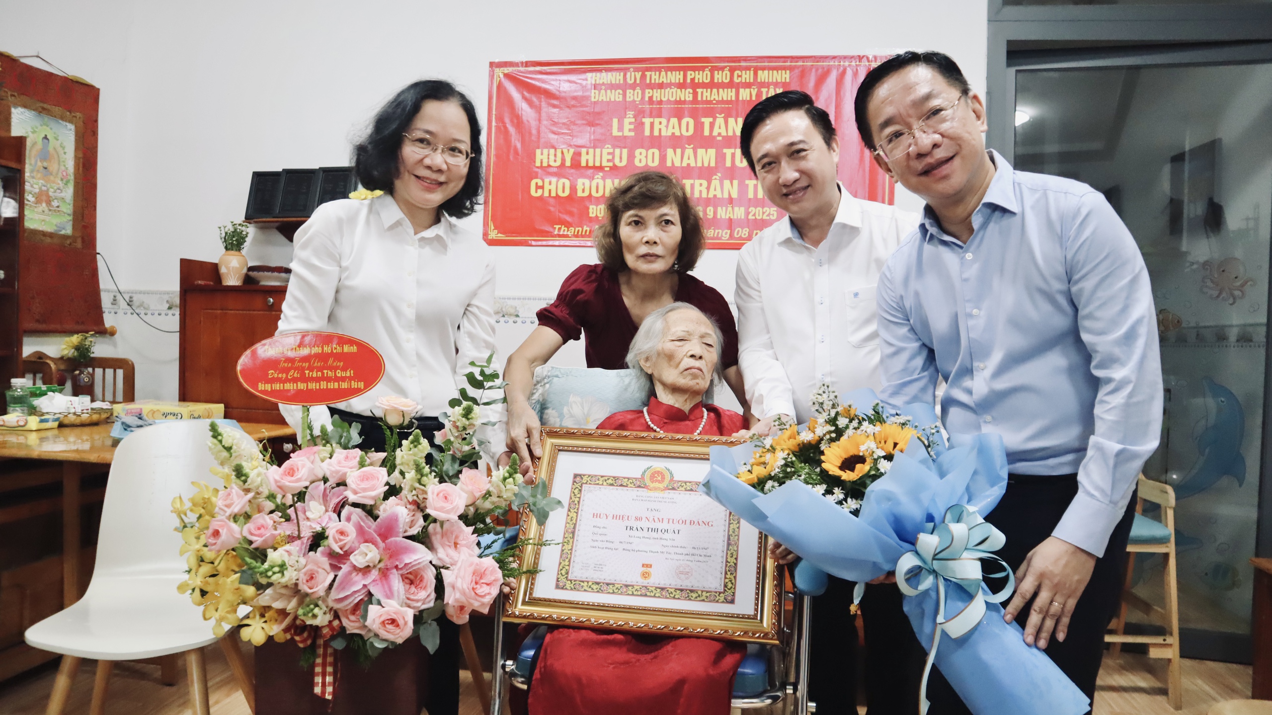 - Ảnh 1. tra tặng Huy hiệu 80 năm tuổi Đảng - Ảnh 1.