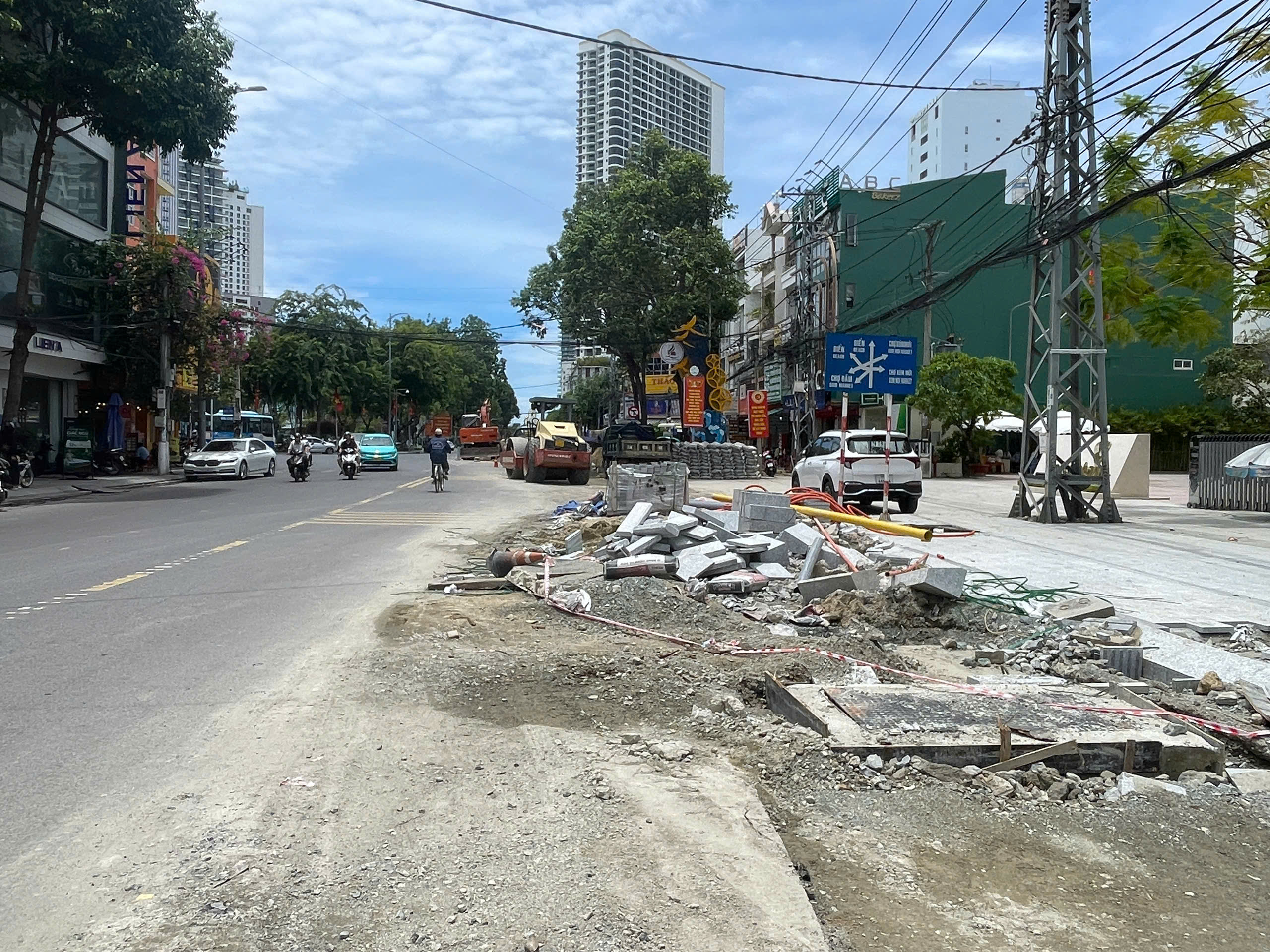 Đường Lê Thánh Tôn Nha Trang chậm tiến độ ảnh hưởng đến dân sinh và giao thông - Ảnh 1. Đường Lê Thánh Tôn Nha Trang chậm tiến độ ảnh hưởng đến dân sinh và giao thông - Ảnh 1.