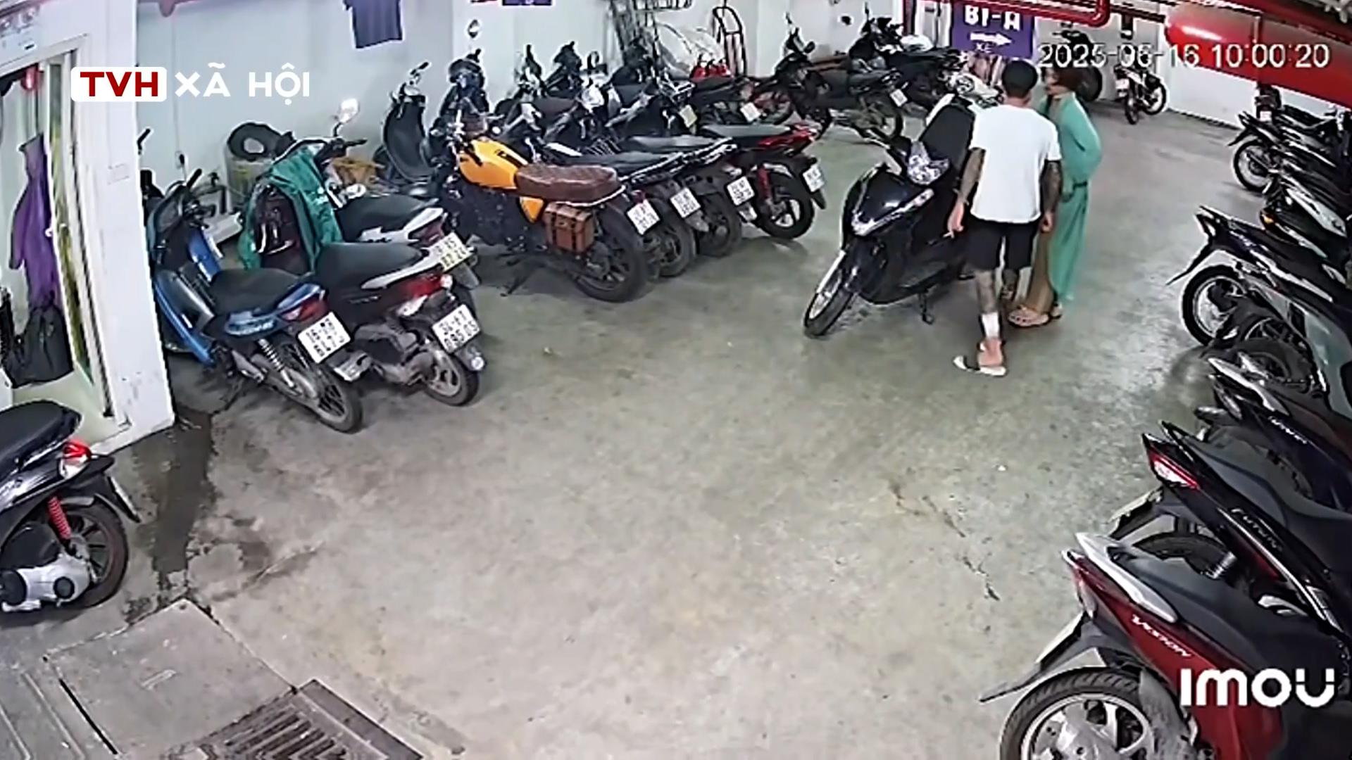 

Nam thanh niên xăm trổ xuất hiện buông lời khiếm nhã và đánh vào mặt cô gái  