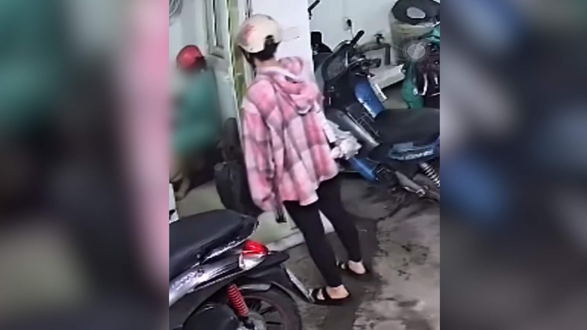 

Cô gái nhanh chóng khống chế và đè được nam thanh niên xuống sàn nhà  