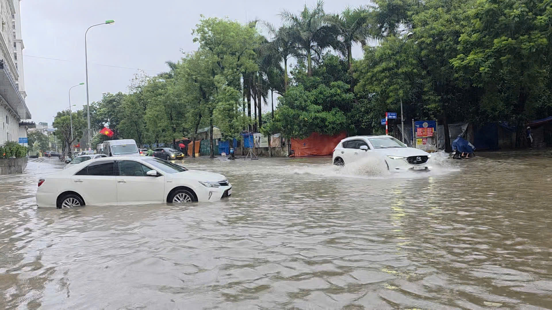Hà Nội có 36 điểm ngập lụt sau mưa lớn, giao thông hỗn loạn - Ảnh 6.