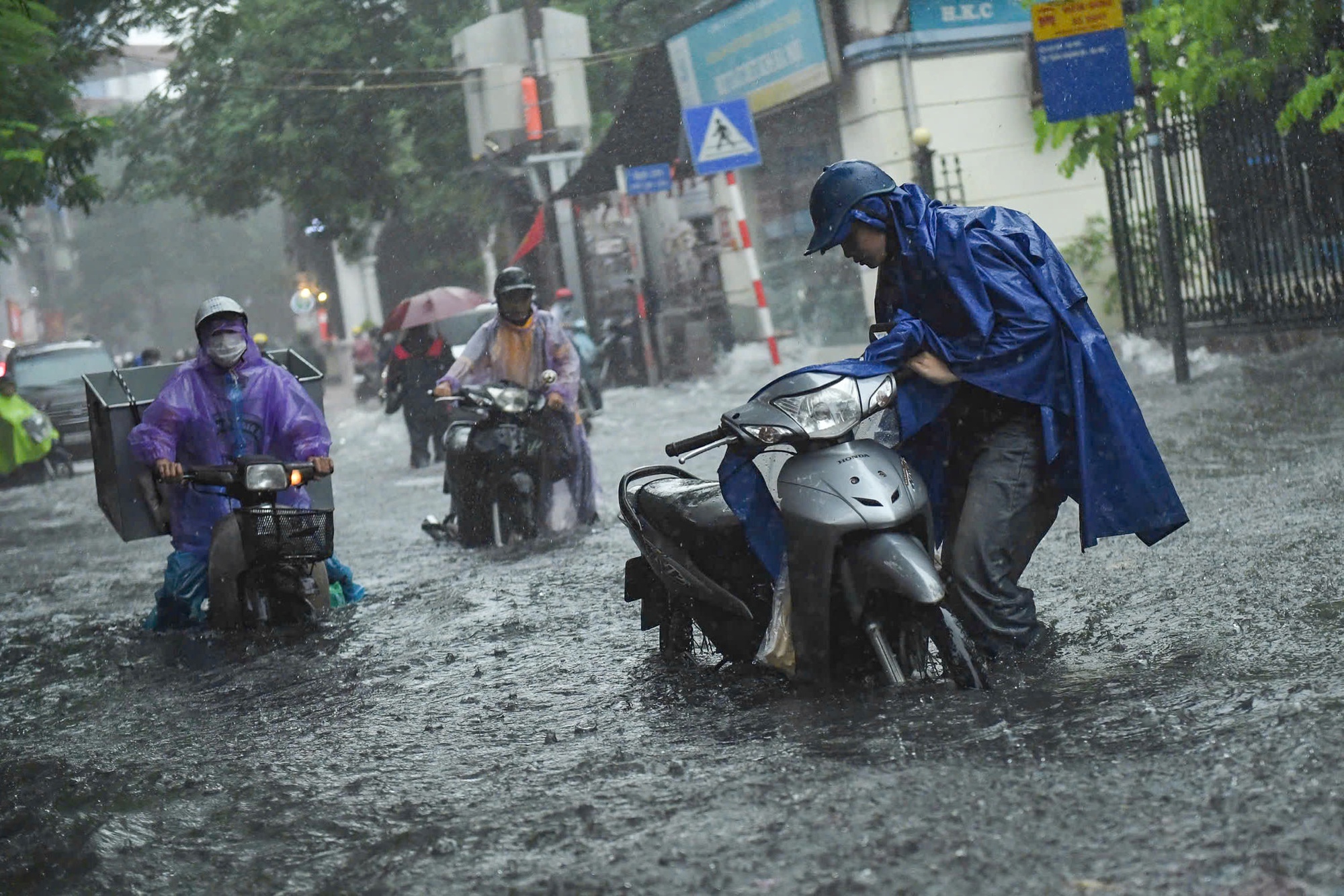 Hà Nội có 36 điểm ngập lụt sau mưa lớn, giao thông hỗn loạn - Ảnh 1. Hà Nội có 36 điểm ngập lụt sau mưa lớn, giao thông hỗn loạn - Ảnh 1.