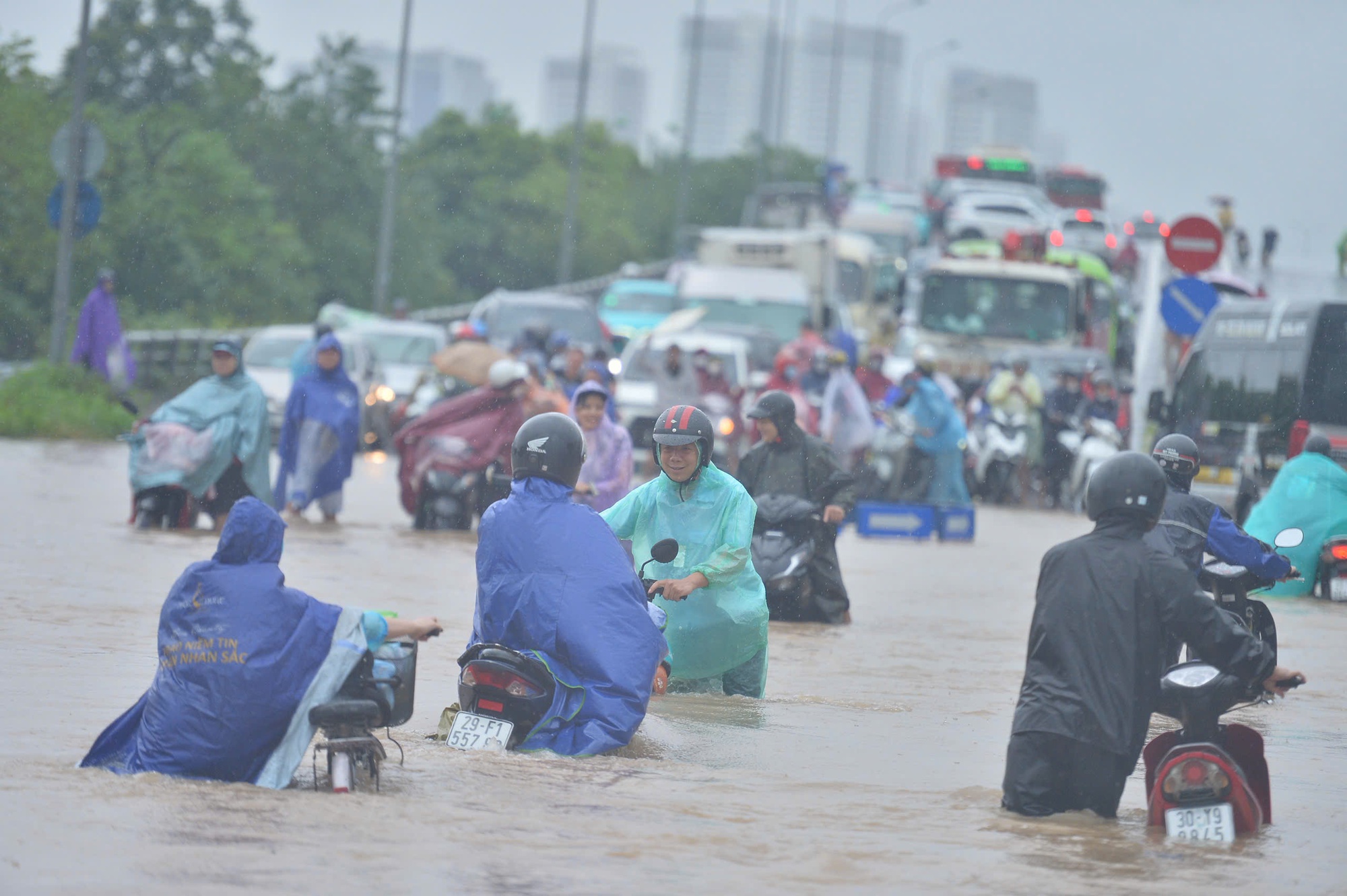 Hà Nội có 36 điểm ngập lụt sau mưa lớn, giao thông hỗn loạn - Ảnh 4. Hà Nội có 36 điểm ngập lụt sau mưa lớn, giao thông hỗn loạn - Ảnh 4.