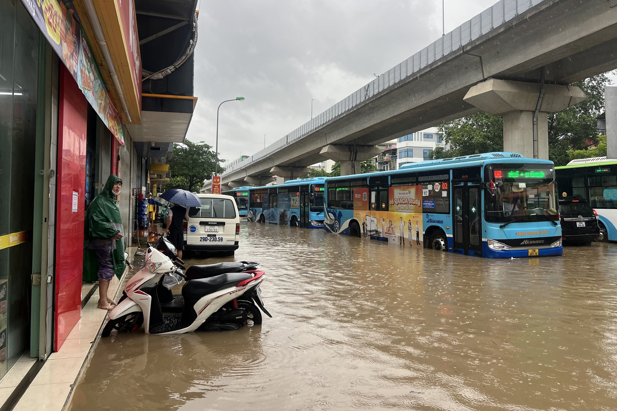 Hà Nội có 36 điểm ngập lụt sau mưa lớn, giao thông hỗn loạn - Ảnh 5. Hà Nội có 36 điểm ngập lụt sau mưa lớn, giao thông hỗn loạn - Ảnh 5.