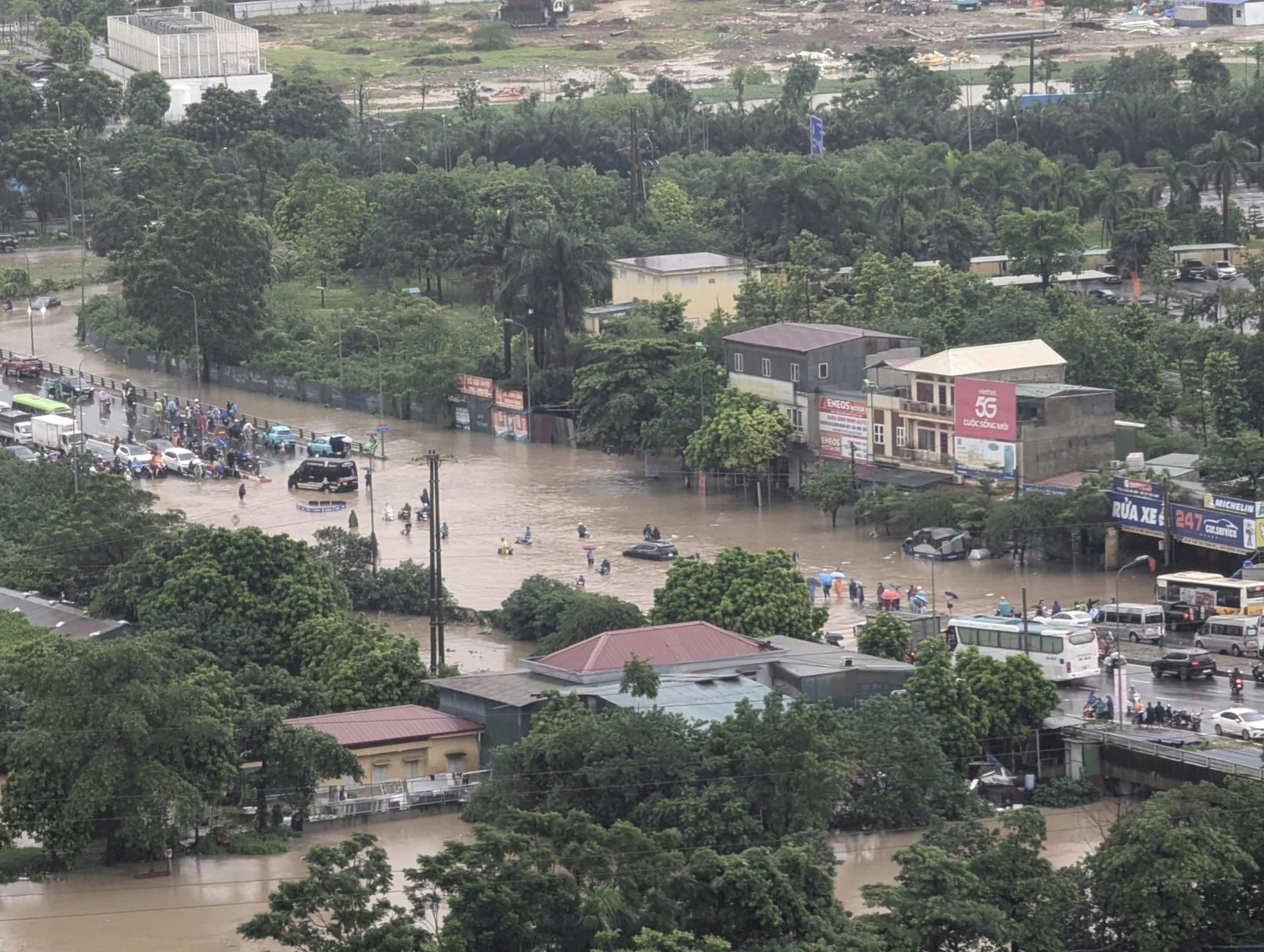 Hà Nội có 36 điểm ngập lụt sau mưa lớn, giao thông hỗn loạn - Ảnh 7. Hà Nội có 36 điểm ngập lụt sau mưa lớn, giao thông hỗn loạn - Ảnh 7.