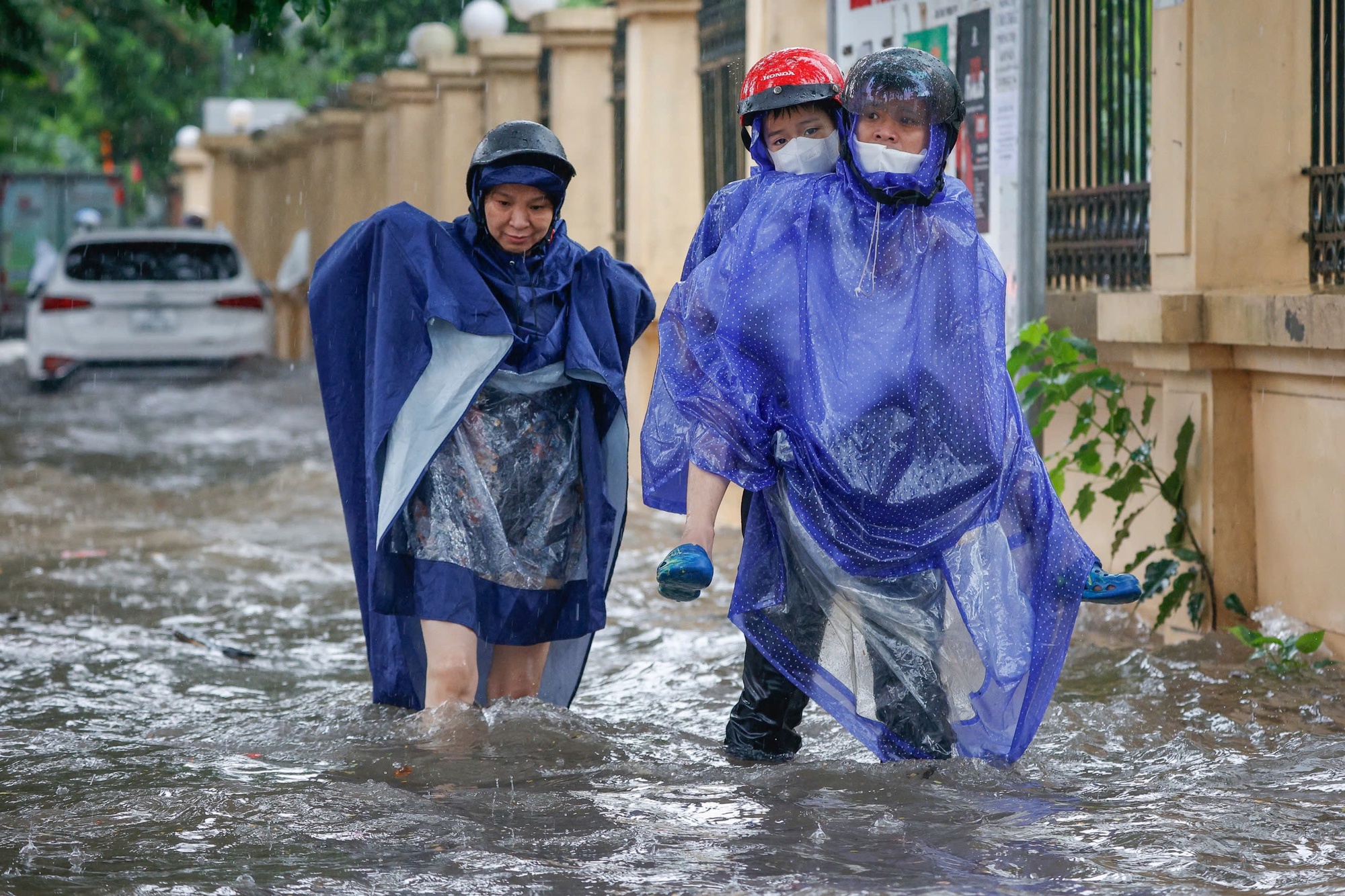 Hà Nội có 36 điểm ngập lụt sau mưa lớn, giao thông hỗn loạn - Ảnh 8. Hà Nội có 36 điểm ngập lụt sau mưa lớn, giao thông hỗn loạn - Ảnh 8.