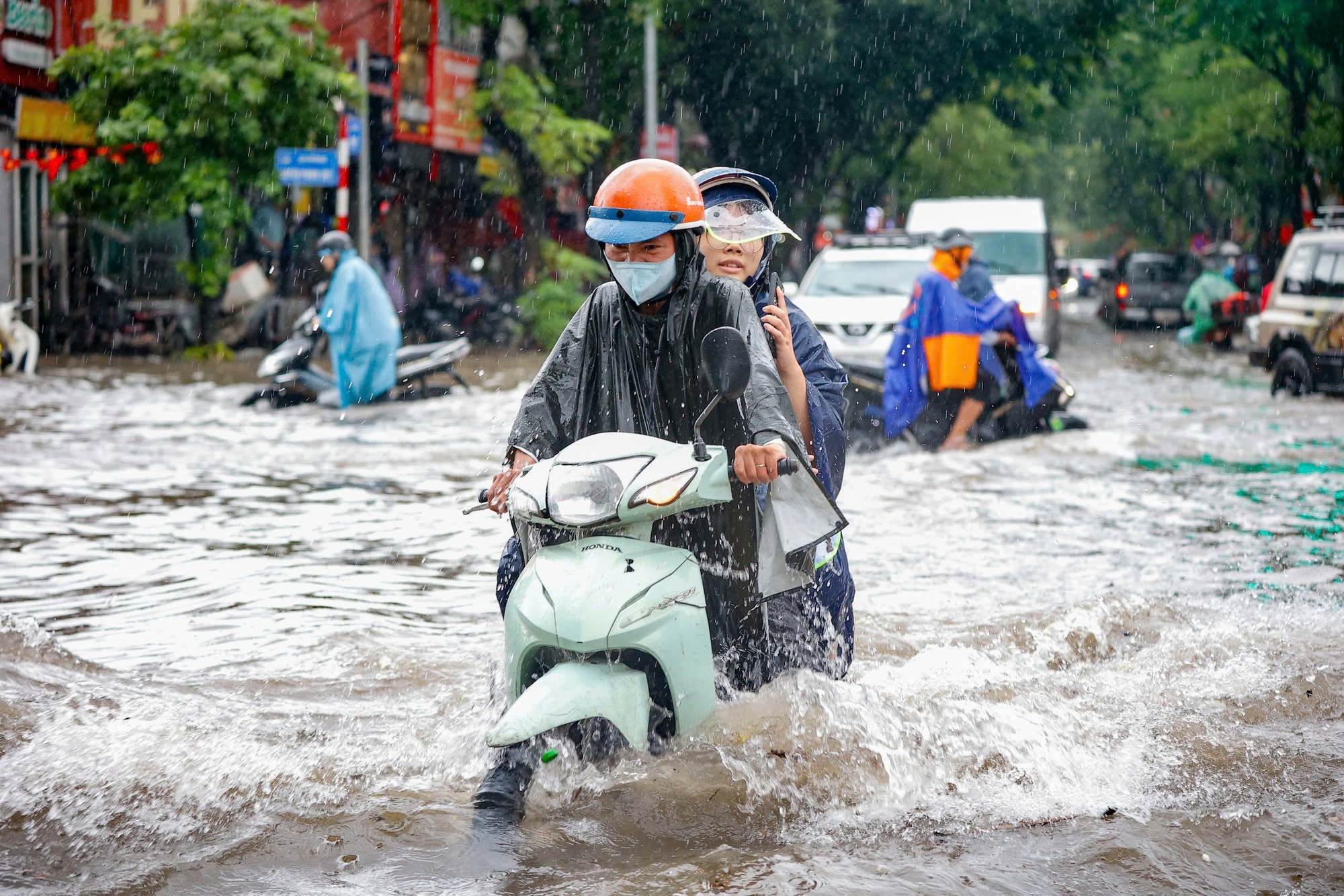 Hà Nội có 36 điểm ngập lụt sau mưa lớn, giao thông hỗn loạn - Ảnh 9. Hà Nội có 36 điểm ngập lụt sau mưa lớn, giao thông hỗn loạn - Ảnh 9.