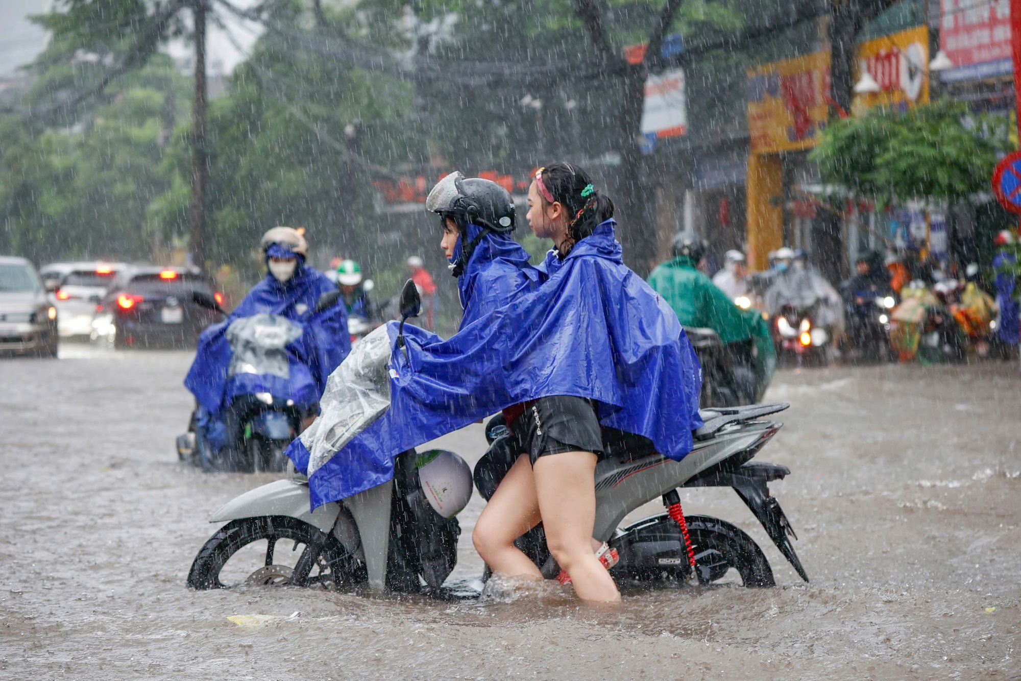 Sau bão số 5, Hà Nội, Phú Thọ, Thanh Hóa đang 'mưa lớn như trút nước' - Ảnh 2.