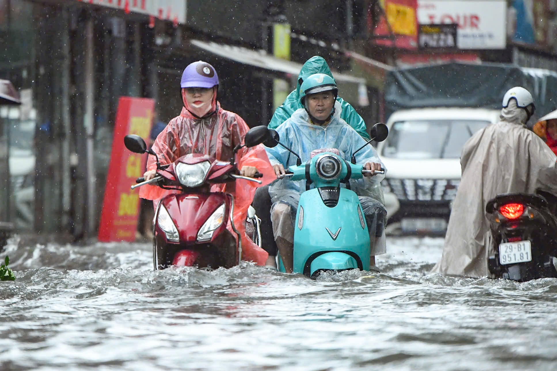 Hà Nội mưa lớn theo từng đợt, nguy cơ ngập lụt trở lại- Ảnh 1. Hà Nội mưa lớn theo từng đợt, nguy cơ ngập lụt trở lại- Ảnh 1.