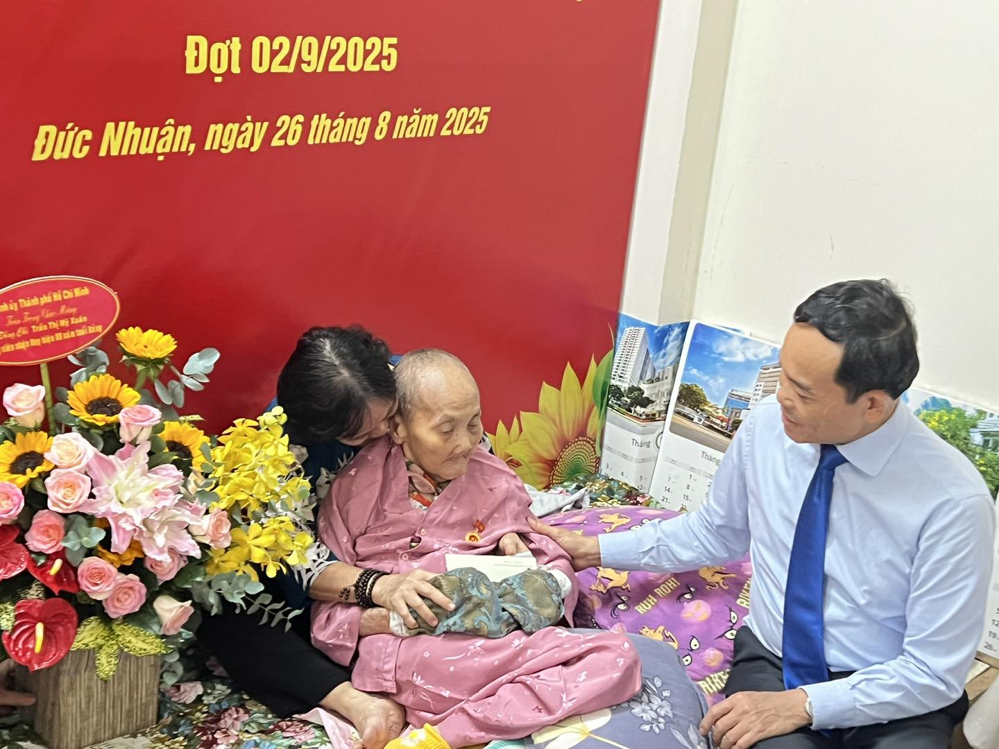 Bí thư Trần Lưu Quang trao Huy hiệu 80 năm tuổi Đảng cho đảng viên 100 tuổi - Ảnh 2.