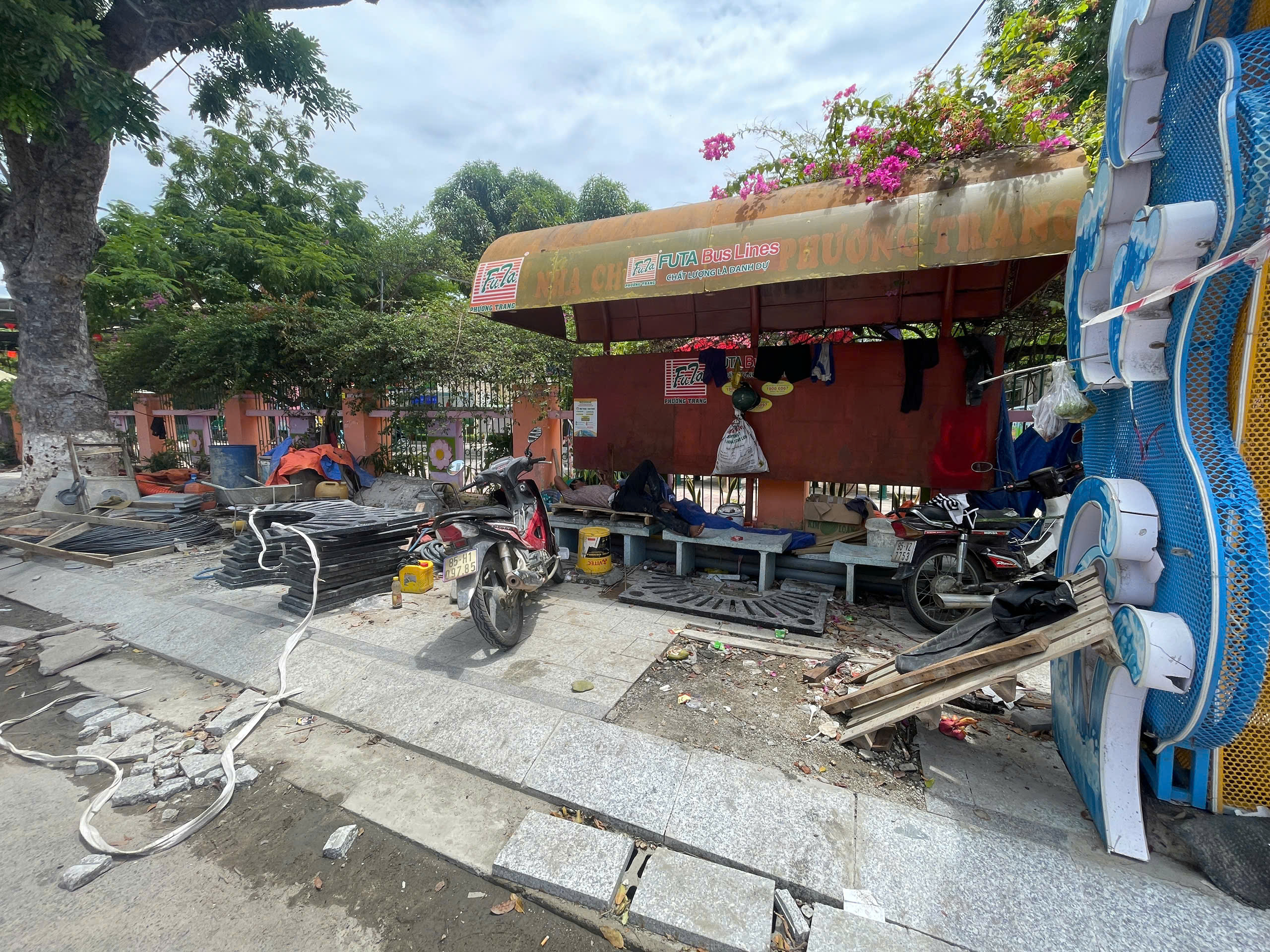 Đường Lê Thánh Tôn Nha Trang chậm tiến độ ảnh hưởng đến dân sinh và giao thông - Ảnh 2. Đường Lê Thánh Tôn Nha Trang chậm tiến độ ảnh hưởng đến dân sinh và giao thông - Ảnh 2.