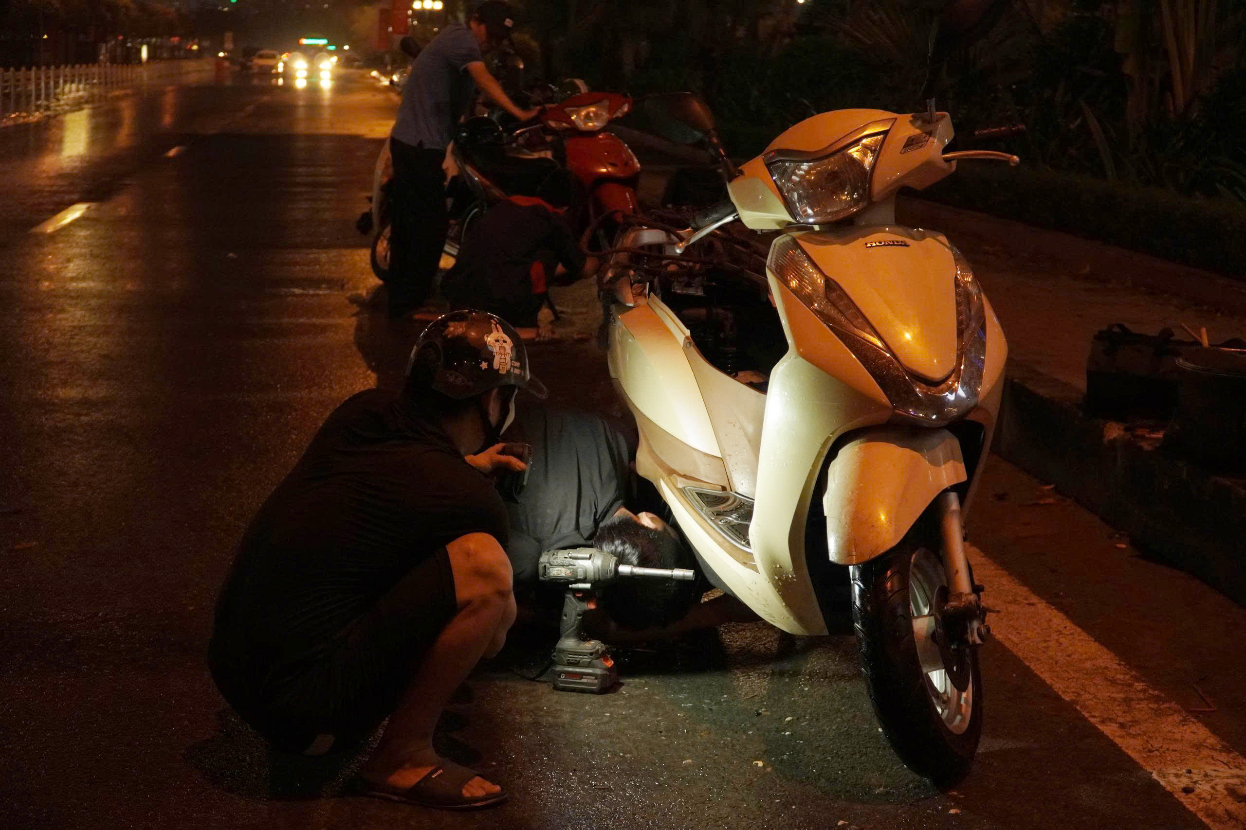 Hà Nội: Đường Võ Chí Công mênh mông nước sau 2 ngày, xe chết máy hàng loạt- Ảnh 11. Hà Nội: Đường Võ Chí Công mênh mông nước sau 2 ngày, xe chết máy hàng loạt- Ảnh 11.