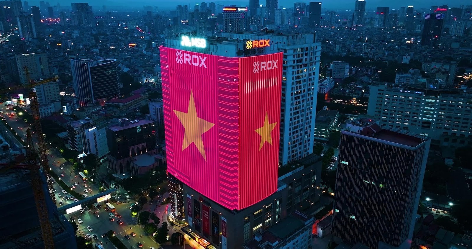ROX Tower rực rỡ cờ hoa, lan tỏa tinh thần tự hào Việt Nam- Ảnh 1.