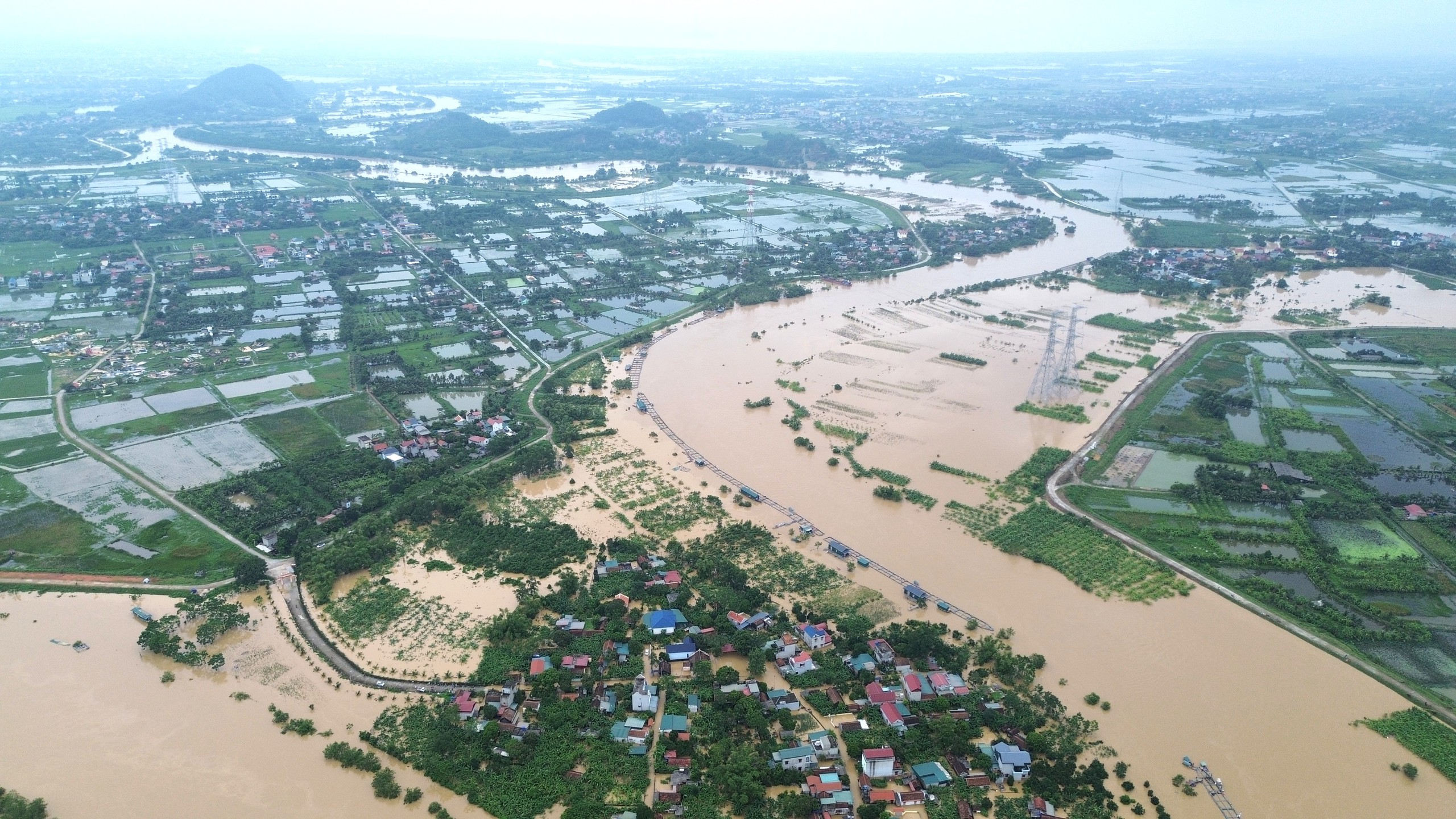 Hình ảnh hàng ngàn ngôi nhà ở Thanh Hóa ngập trong nước lũ - Ảnh 1. Hình ảnh hàng ngàn ngôi nhà ở Thanh Hóa ngập trong nước lũ - Ảnh 1.