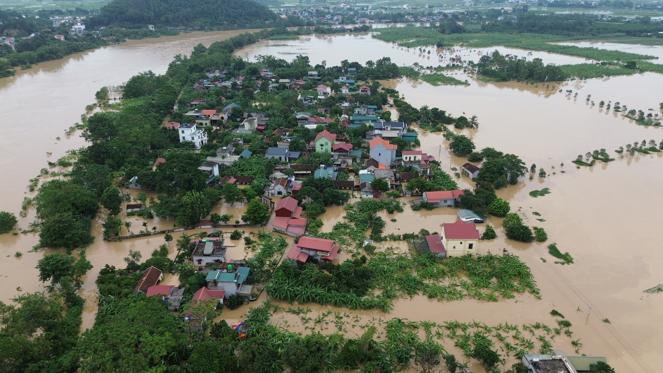 Hình ảnh hàng ngàn ngôi nhà ở Thanh Hóa ngập trong nước lũ - Ảnh 4. Hình ảnh hàng ngàn ngôi nhà ở Thanh Hóa ngập trong nước lũ - Ảnh 4.