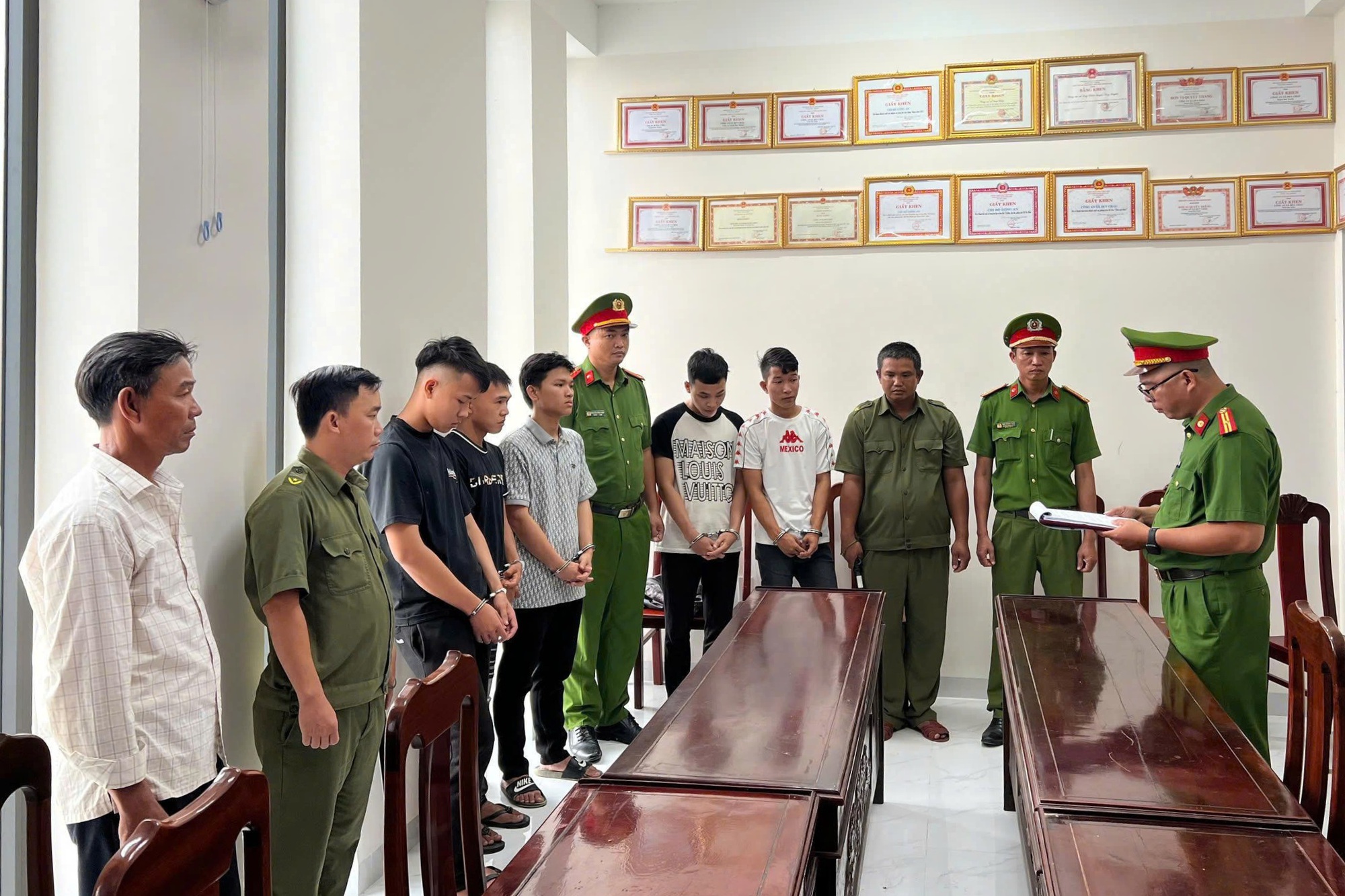 Đà Nẵng: Bắt giam nhóm côn đồ dùng hung khí truy sát bạn ở quán trà sữa- Ảnh 1.