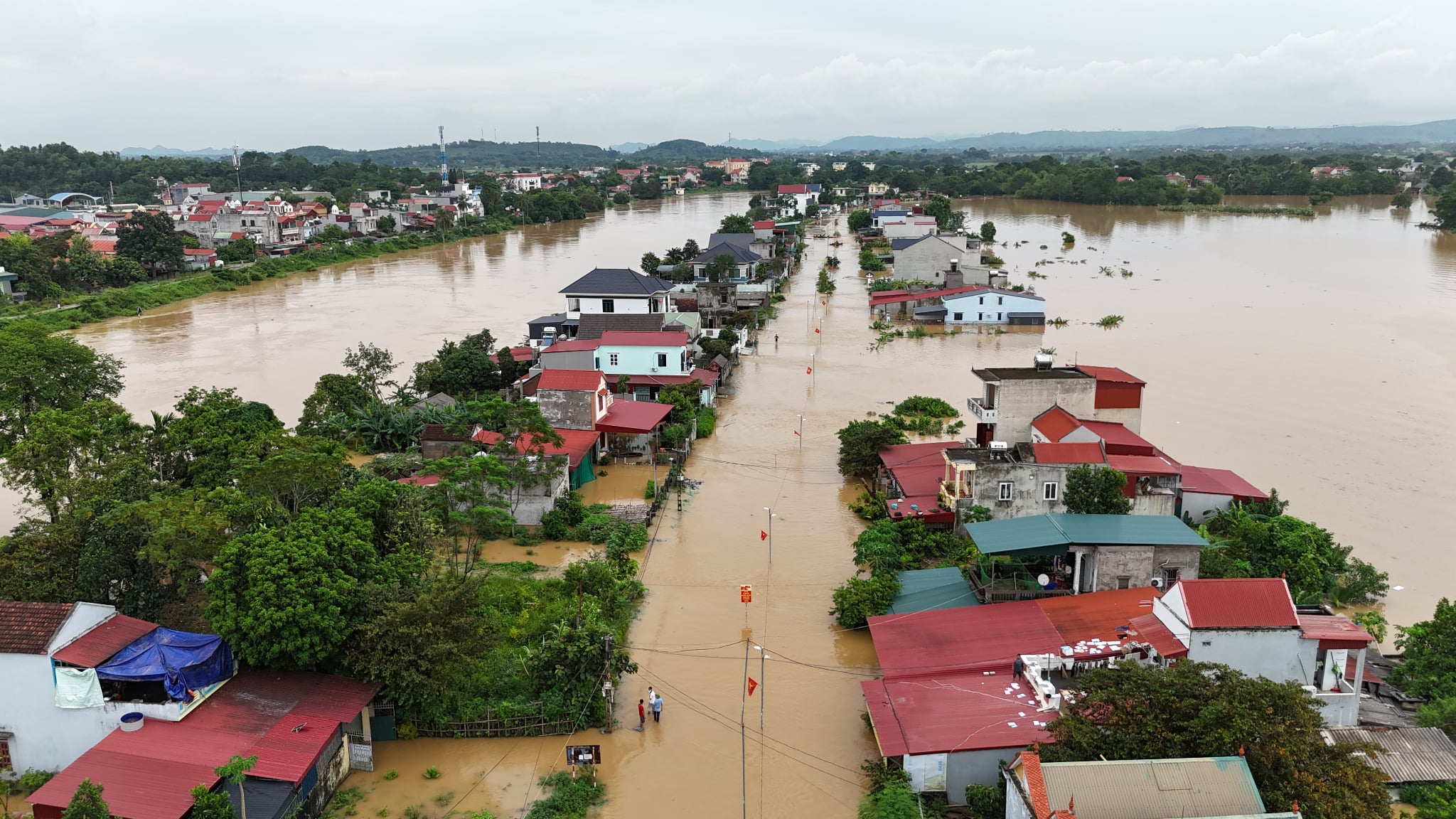 Hình ảnh hàng ngàn ngôi nhà ở Thanh Hóa ngập trong nước lũ - Ảnh 11. Hình ảnh hàng ngàn ngôi nhà ở Thanh Hóa ngập trong nước lũ - Ảnh 11.