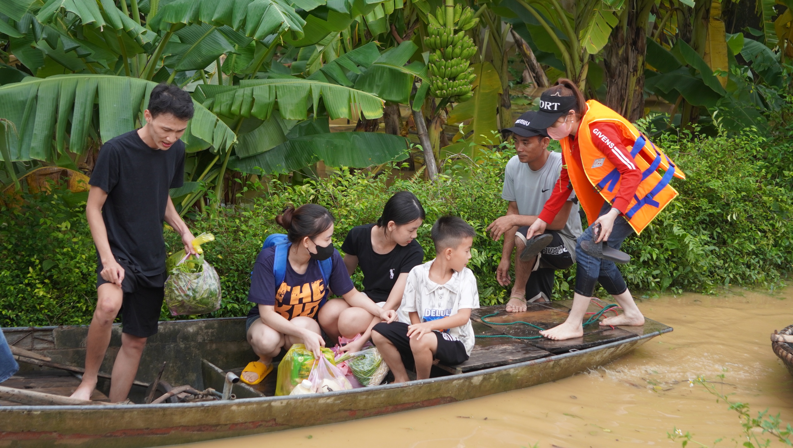 Hình ảnh hàng ngàn ngôi nhà ở Thanh Hóa ngập trong nước lũ - Ảnh 6. Hình ảnh hàng ngàn ngôi nhà ở Thanh Hóa ngập trong nước lũ - Ảnh 6.
