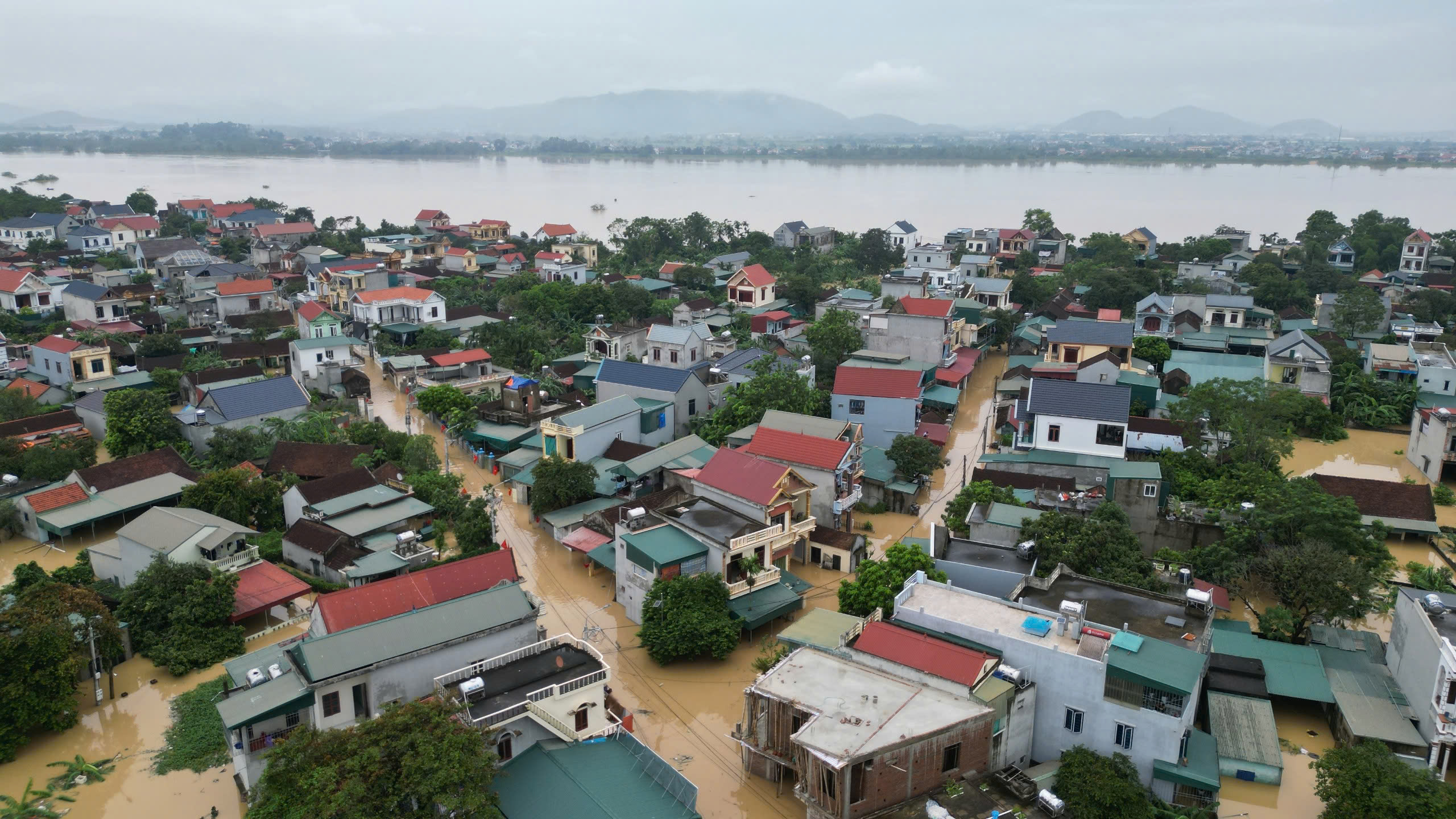 Hình ảnh hàng ngàn ngôi nhà ở Thanh Hóa ngập trong nước lũ - Ảnh 9. Hình ảnh hàng ngàn ngôi nhà ở Thanh Hóa ngập trong nước lũ - Ảnh 9.