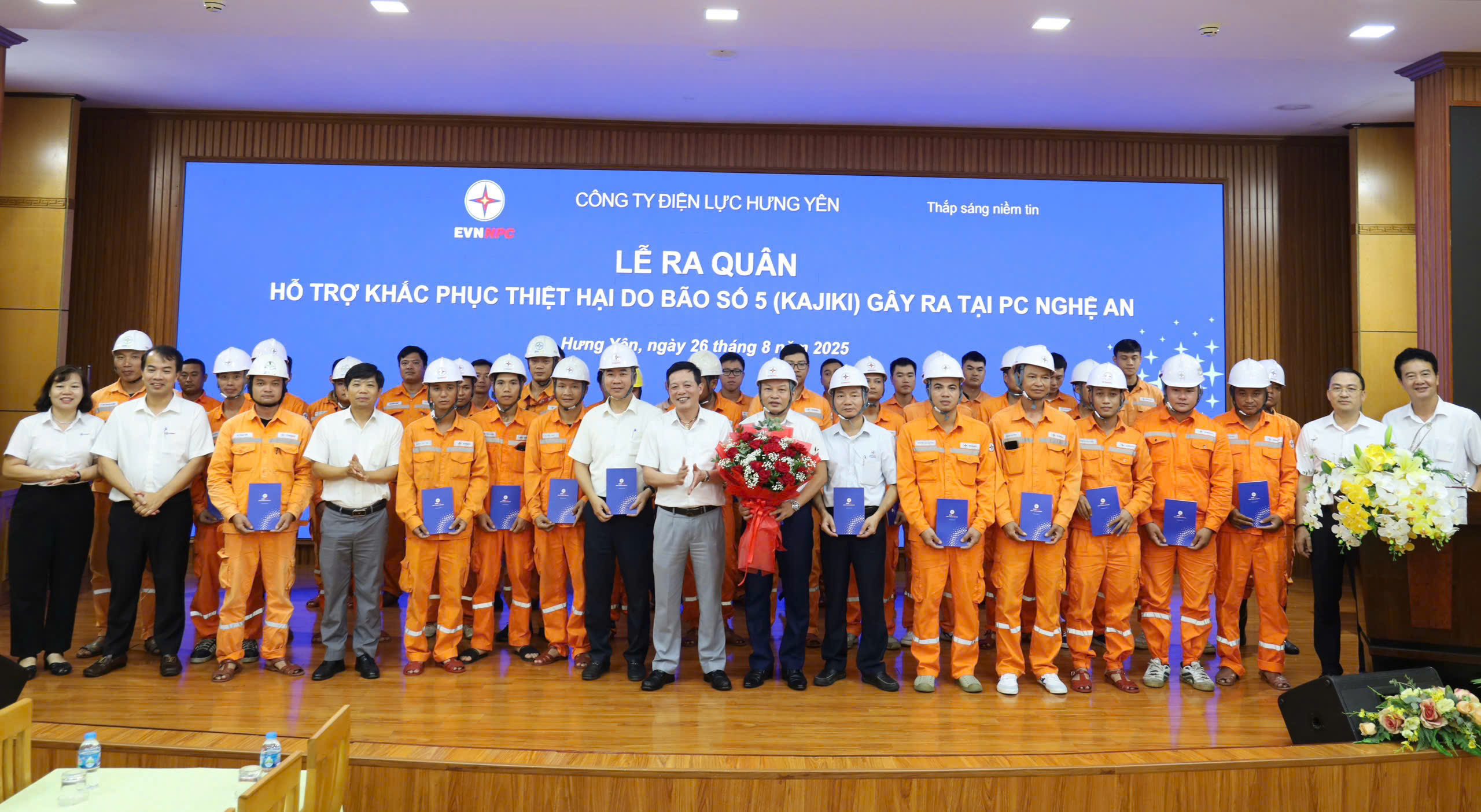 EVNNPC huy động 536 người khắc phục lưới điện sau bão số 5- Ảnh 1. EVNNPC huy động 536 người khắc phục lưới điện sau bão số 5- Ảnh 1.