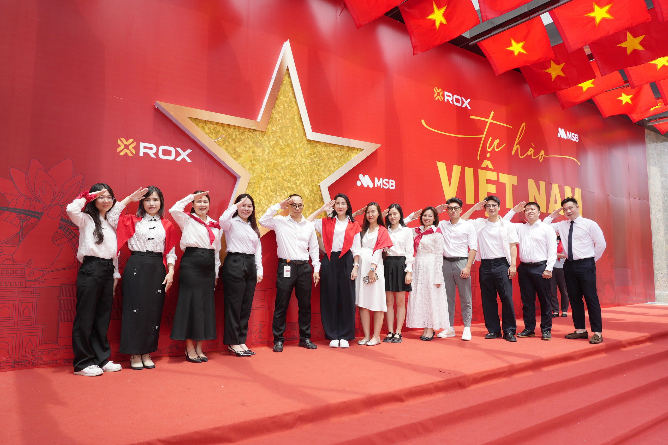 ROX Tower rực rỡ cờ hoa, lan tỏa tinh thần tự hào Việt Nam- Ảnh 2.