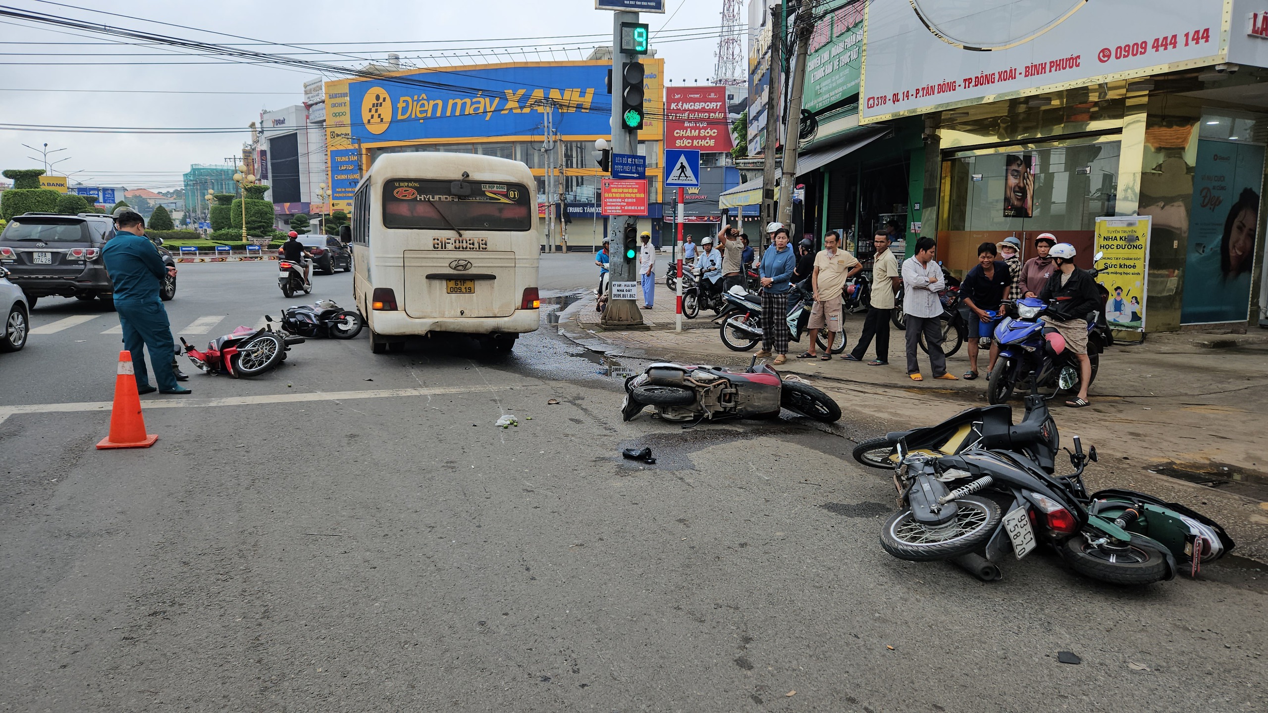Nguyên nhân xe khách tông loạt xe máy, xe đạp điện dừng đèn đỏ tại Đồng Nai- Ảnh 2. Nguyên nhân xe khách tông loạt xe máy, xe đạp điện dừng đèn đỏ tại Đồng Nai- Ảnh 2.