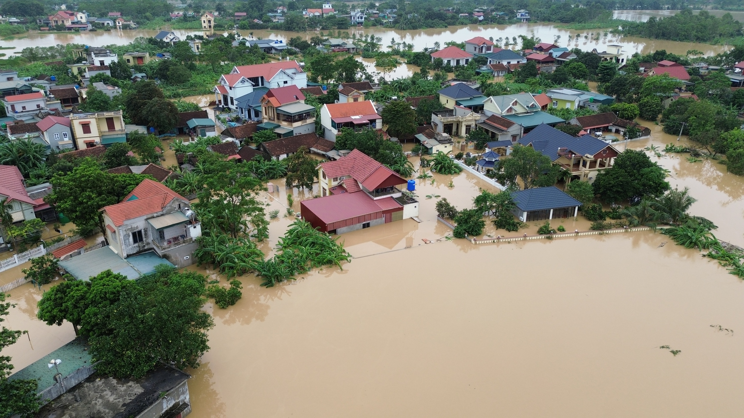Hình ảnh hàng ngàn ngôi nhà ở Thanh Hóa ngập trong nước lũ - Ảnh 13. Hình ảnh hàng ngàn ngôi nhà ở Thanh Hóa ngập trong nước lũ - Ảnh 13.