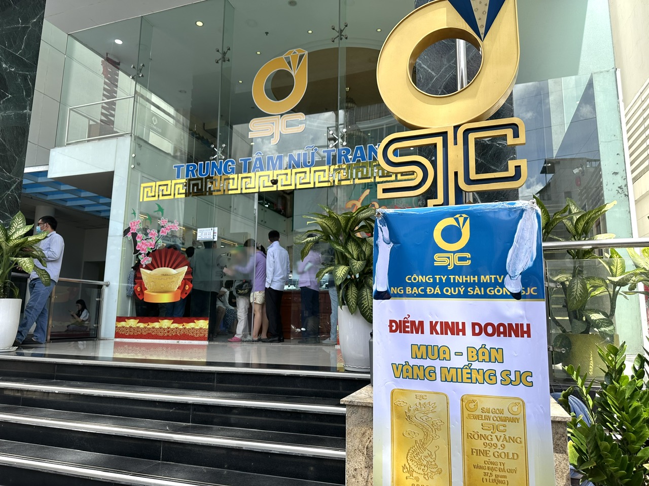 Người dân kéo nhau mua vàng khi giá cao kỷ lục - Ảnh 5.