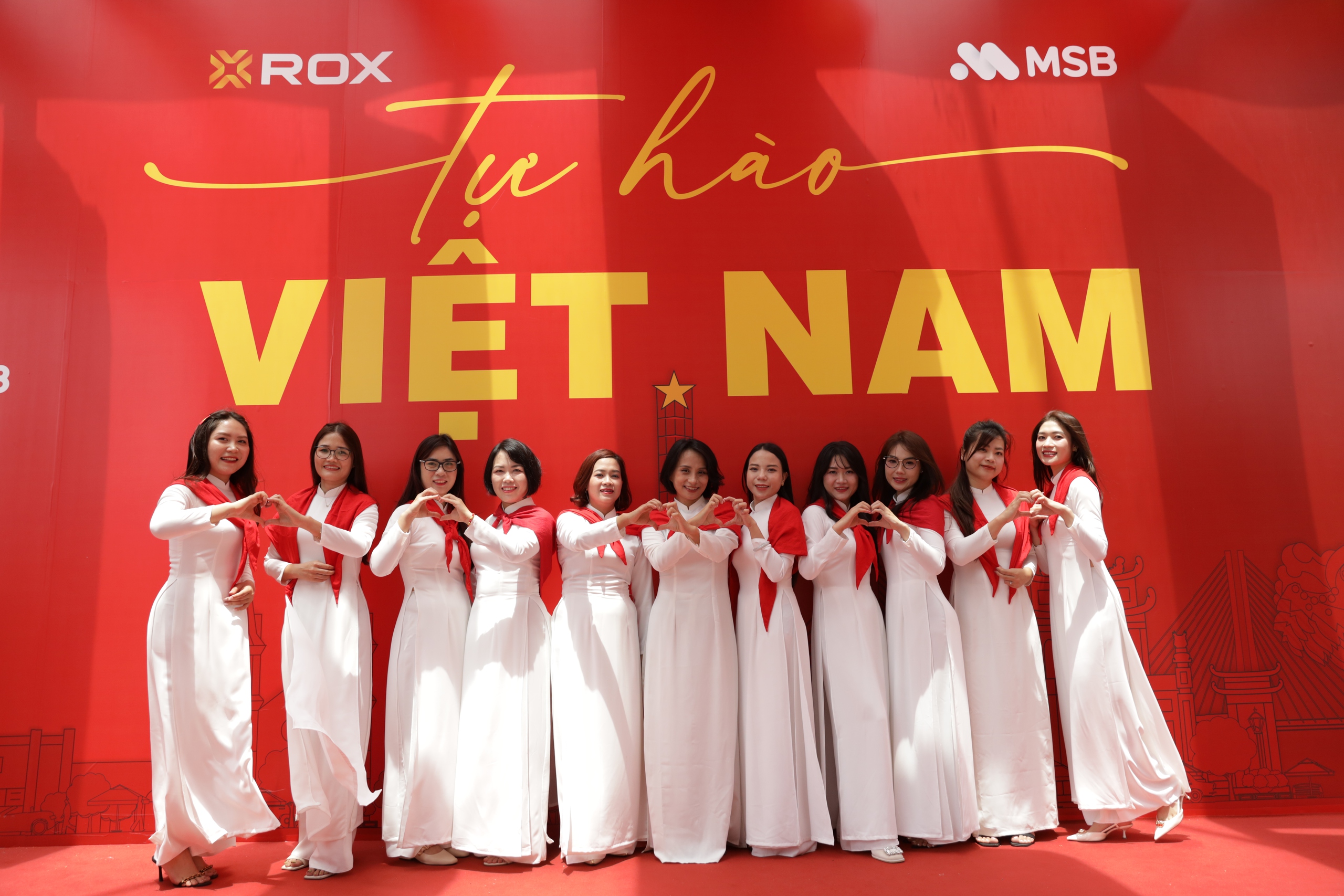 ROX Tower rực rỡ cờ hoa, lan tỏa tinh thần tự hào Việt Nam- Ảnh 3.