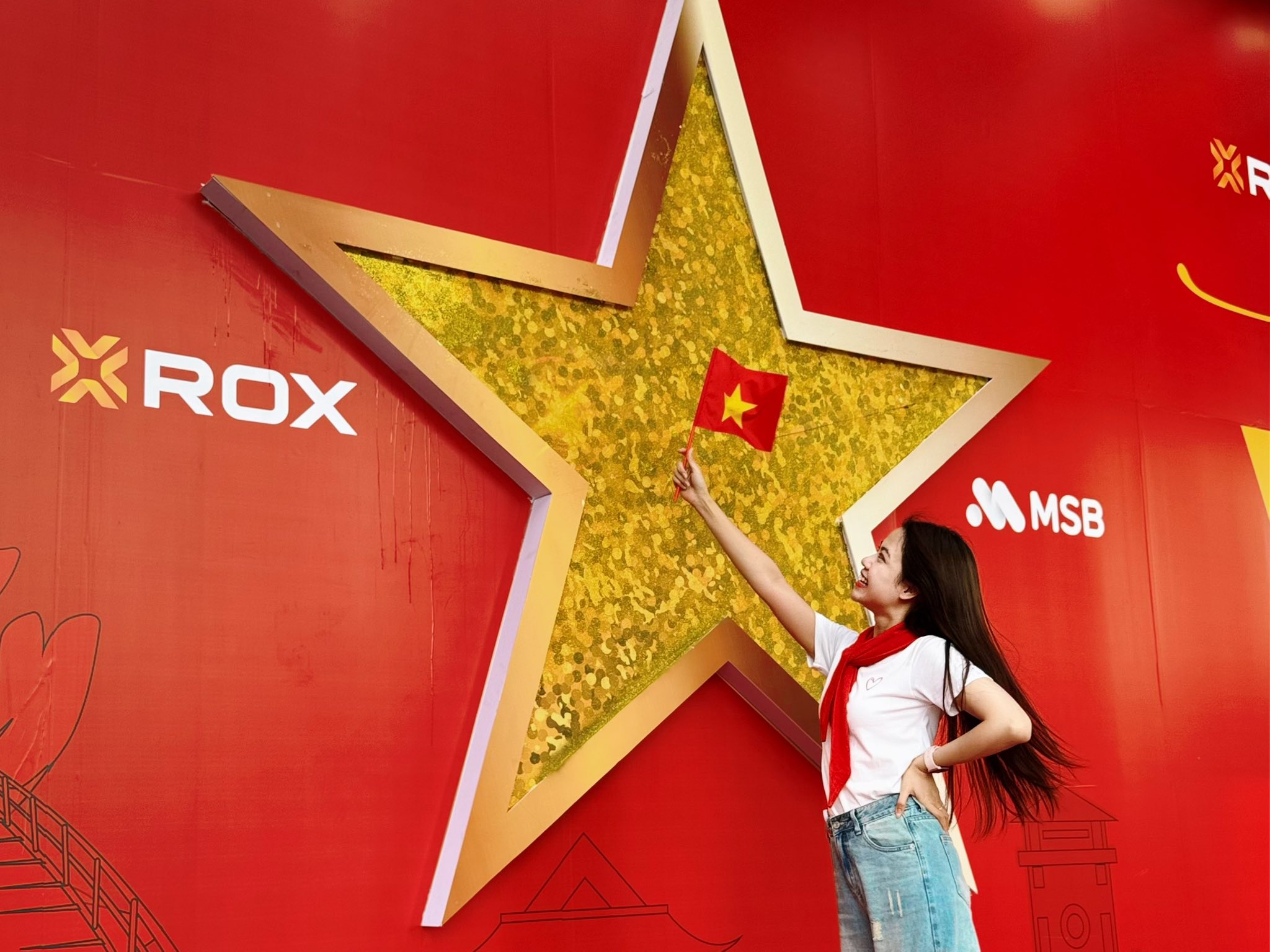 ROX Tower rực rỡ cờ hoa, lan tỏa tinh thần tự hào Việt Nam- Ảnh 5.