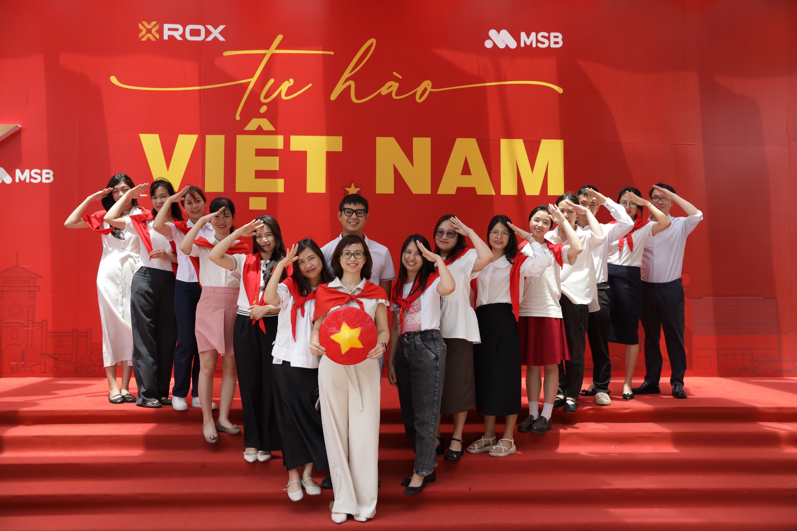 ROX Tower rực rỡ cờ hoa, lan tỏa tinh thần tự hào Việt Nam- Ảnh 6.
