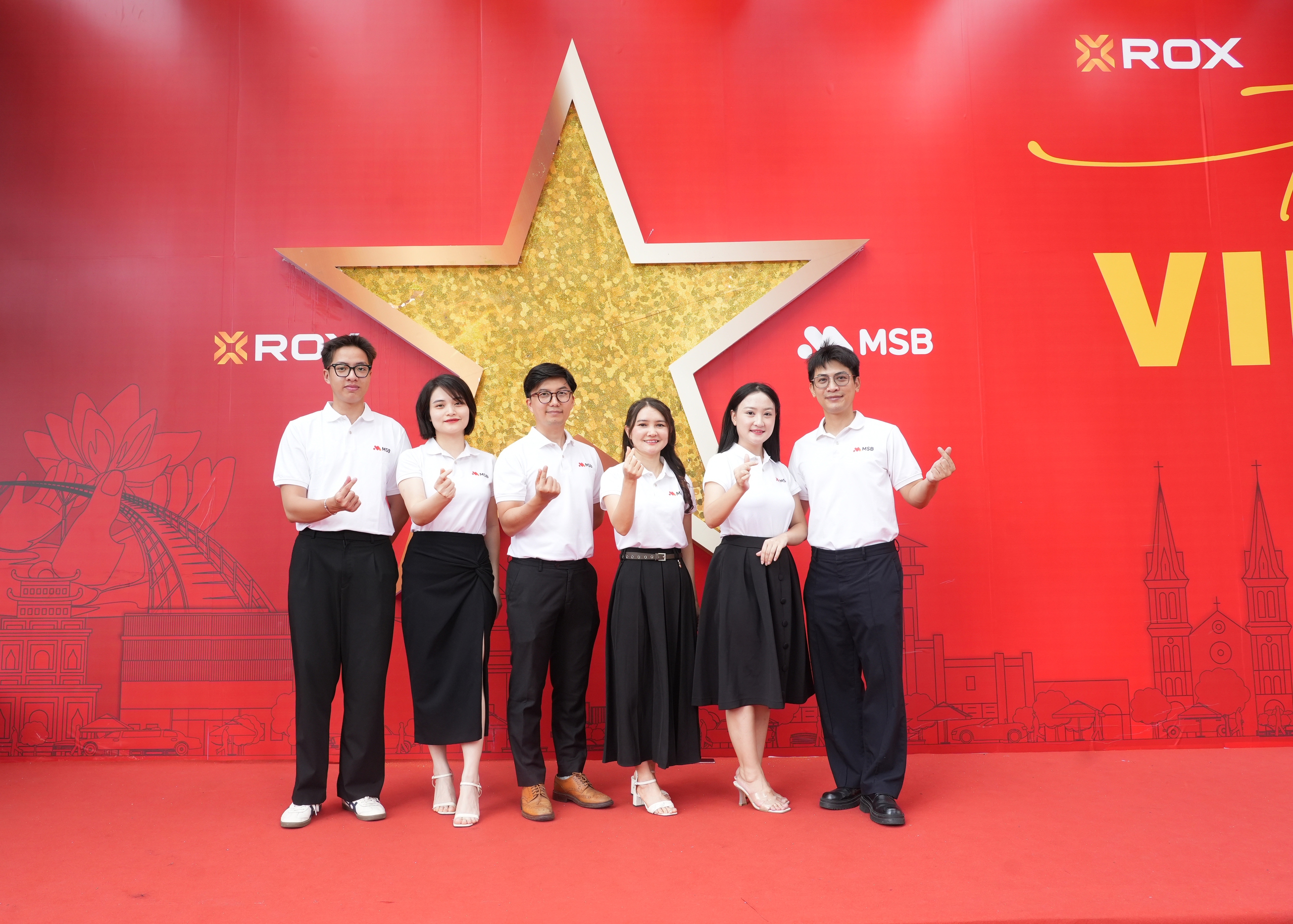 ROX Tower rực rỡ cờ hoa, lan tỏa tinh thần tự hào Việt Nam- Ảnh 7.