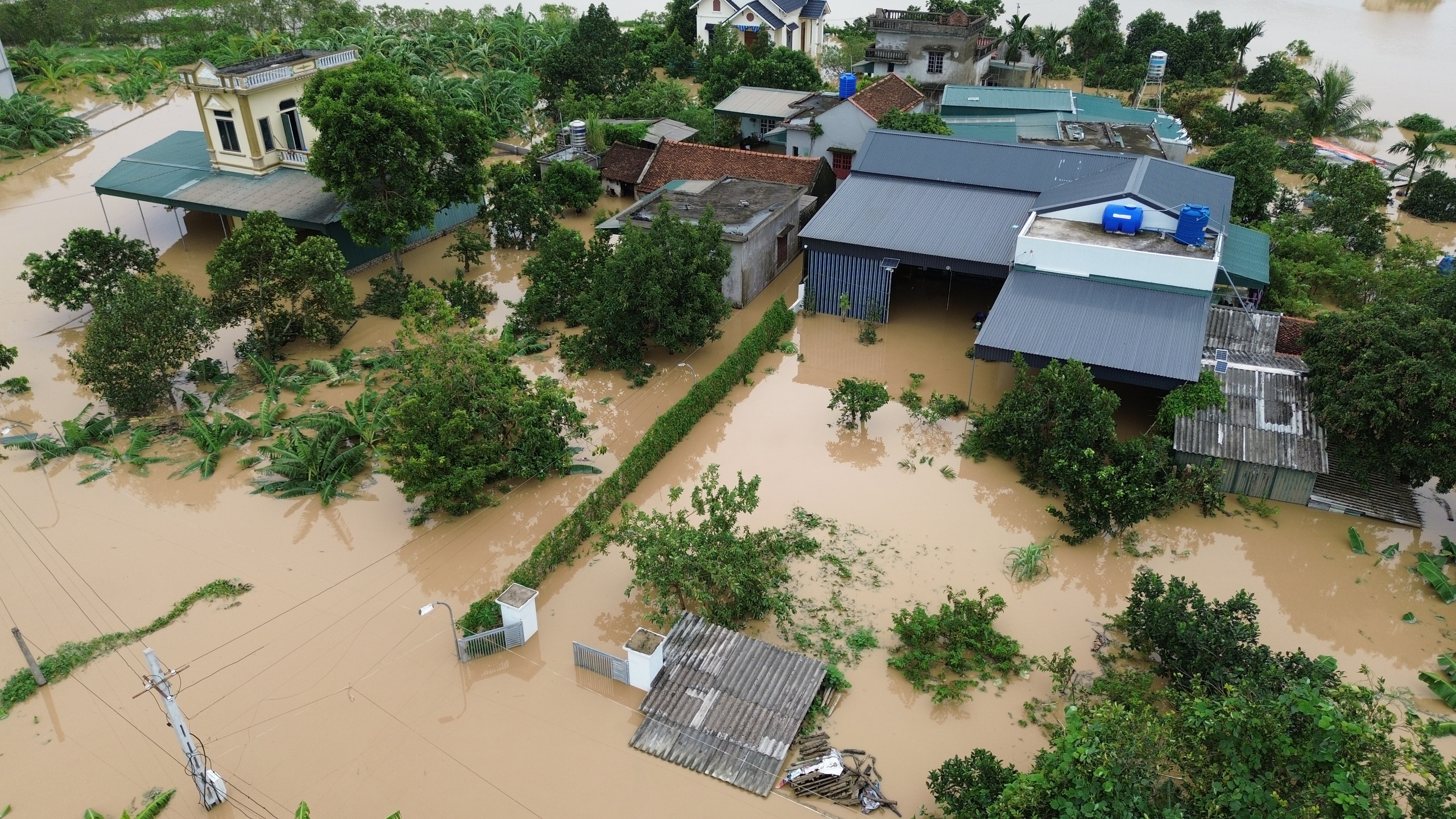 Hình ảnh hàng ngàn ngôi nhà ở Thanh Hóa ngập trong nước lũ - Ảnh 2. Hình ảnh hàng ngàn ngôi nhà ở Thanh Hóa ngập trong nước lũ - Ảnh 2.