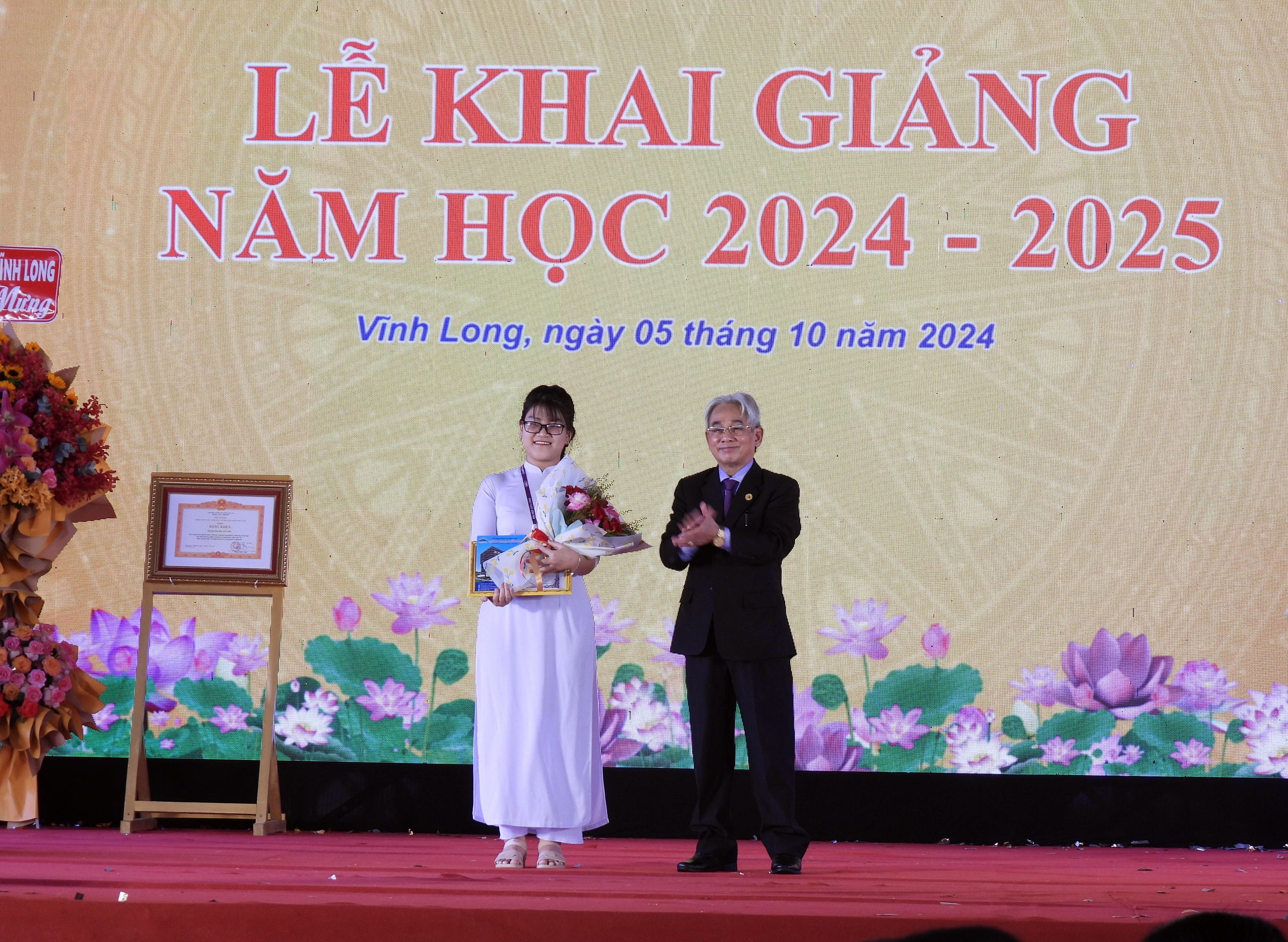 Czesne na Uniwersytecie Cuu Long jest dostosowane do potrzeb studentów z Delty Mekongu - Zdjęcie 1. Mức học phí Trường ĐH Cửu Long phù hợp với sinh viên ĐBSCL- Ảnh 1.