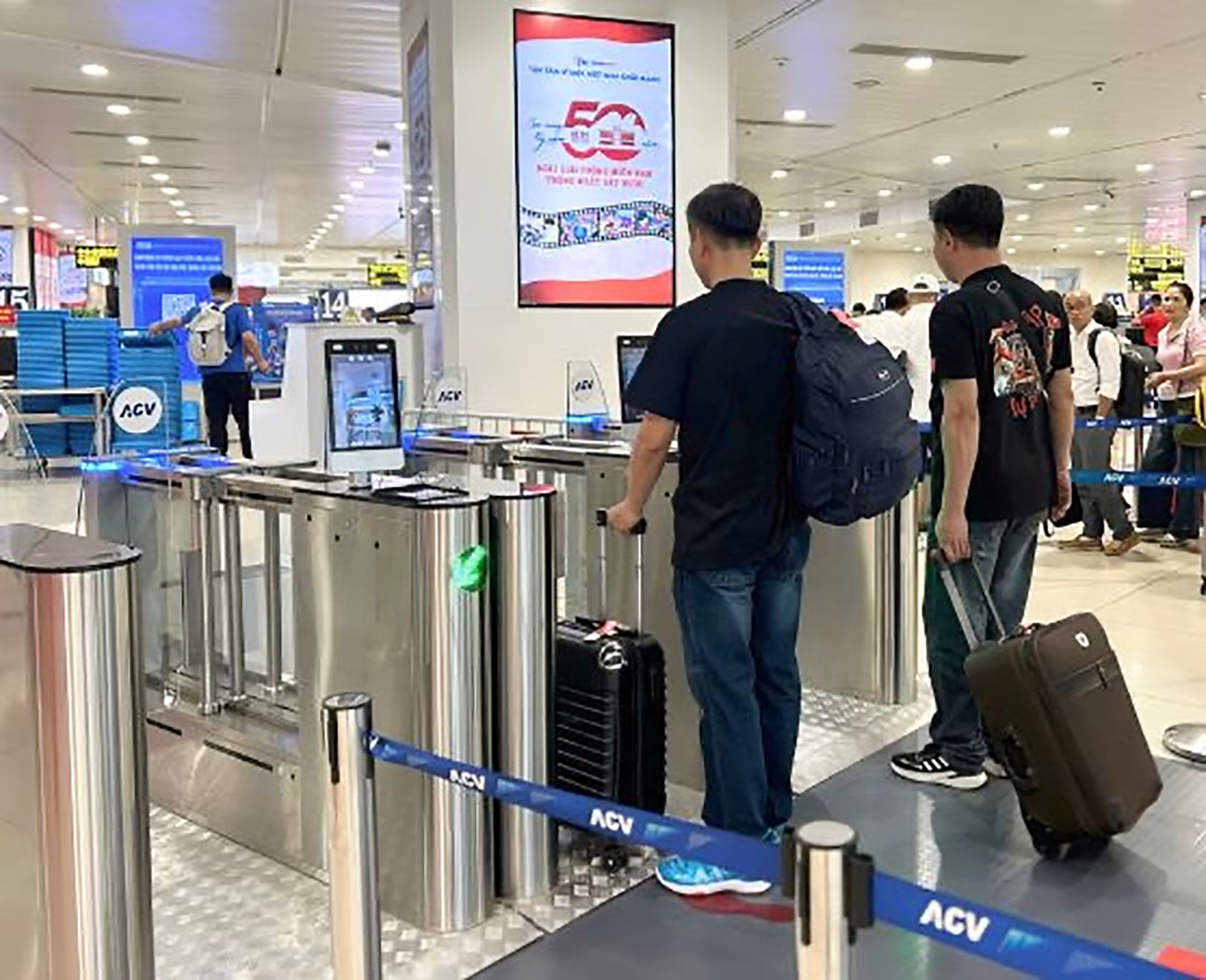 Trải nghiệm nhận diện sinh trắc học lên máy bay với ứng dụng VNeID và Vietjet- Ảnh 2.