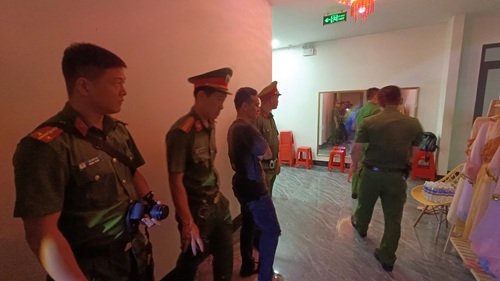 Phát hiện nhiều cặp nam nữ mua bán dâm ở cơ sở massage- Ảnh 1. Phát hiện nhiều cặp nam nữ mua bán dâm ở cơ sở massage- Ảnh 1.